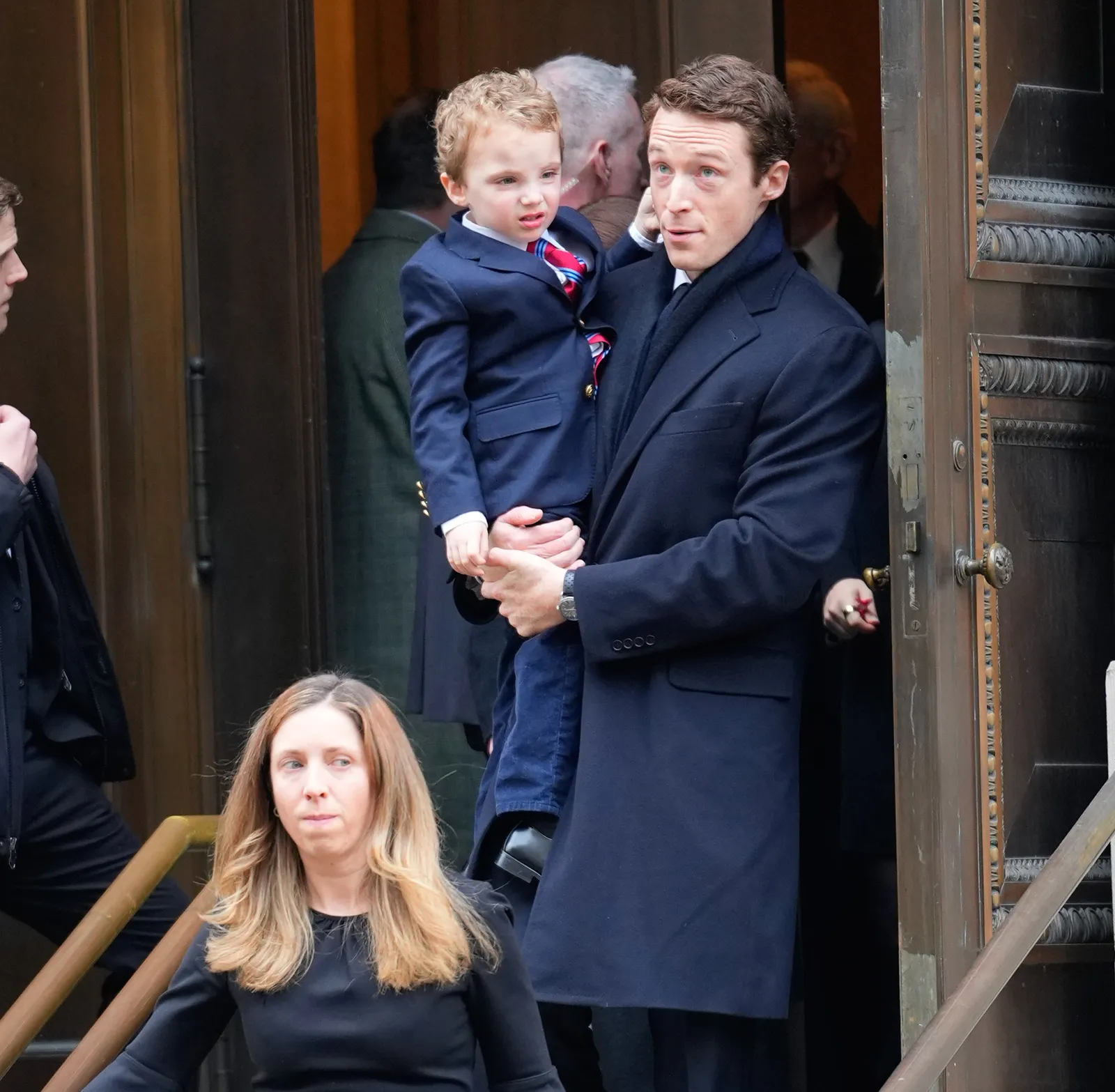 L'image contient peut-être un blazer Vêtements Manteau Veste Vêtements de cérémonie Costume Visage Tête Personne Photographie Portrait et personnes