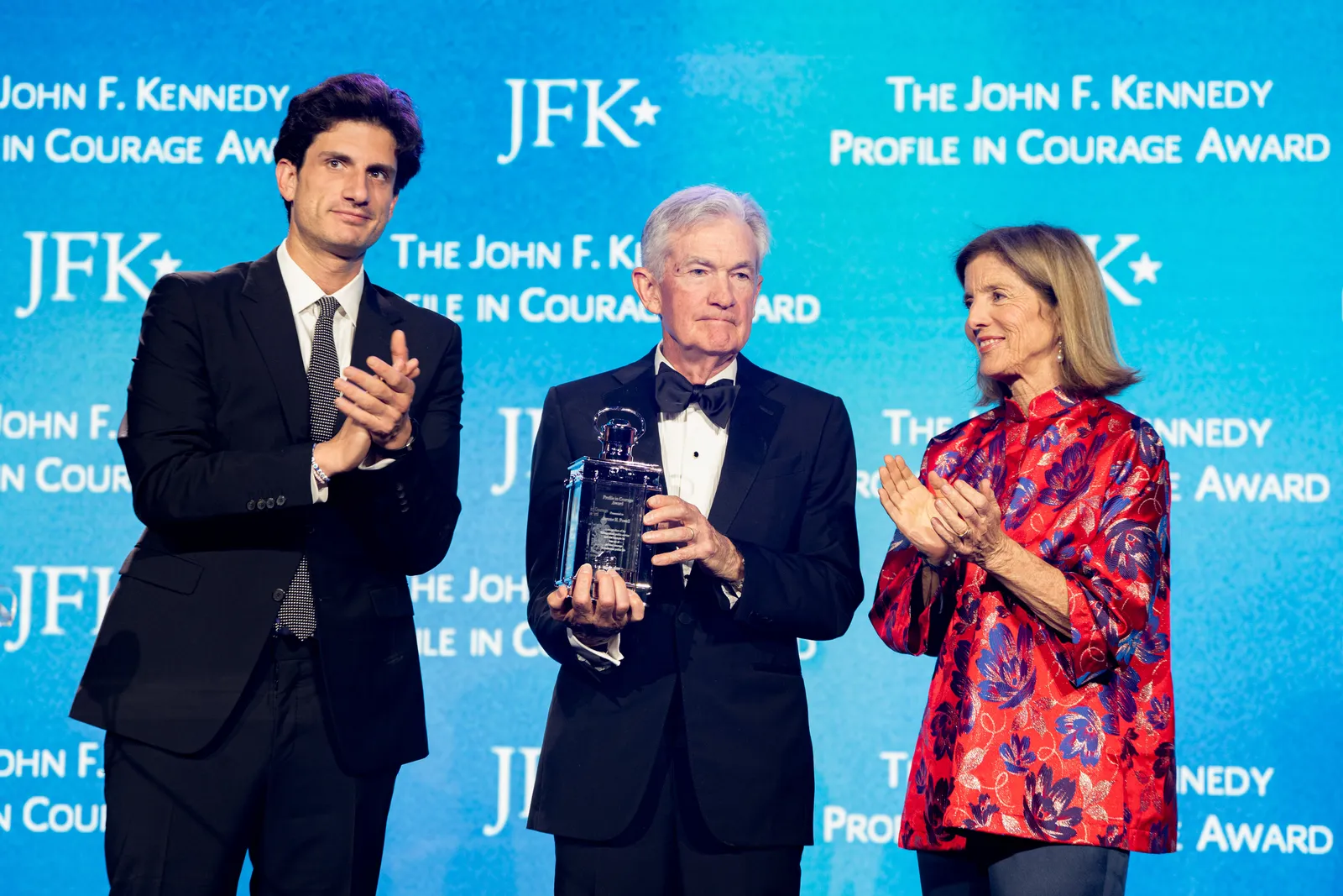 L'image peut contenir Jerome Powell John Schlossberg Caroline Kennedy Personne adulte Visage Tête Vêtements et tenues de soirée