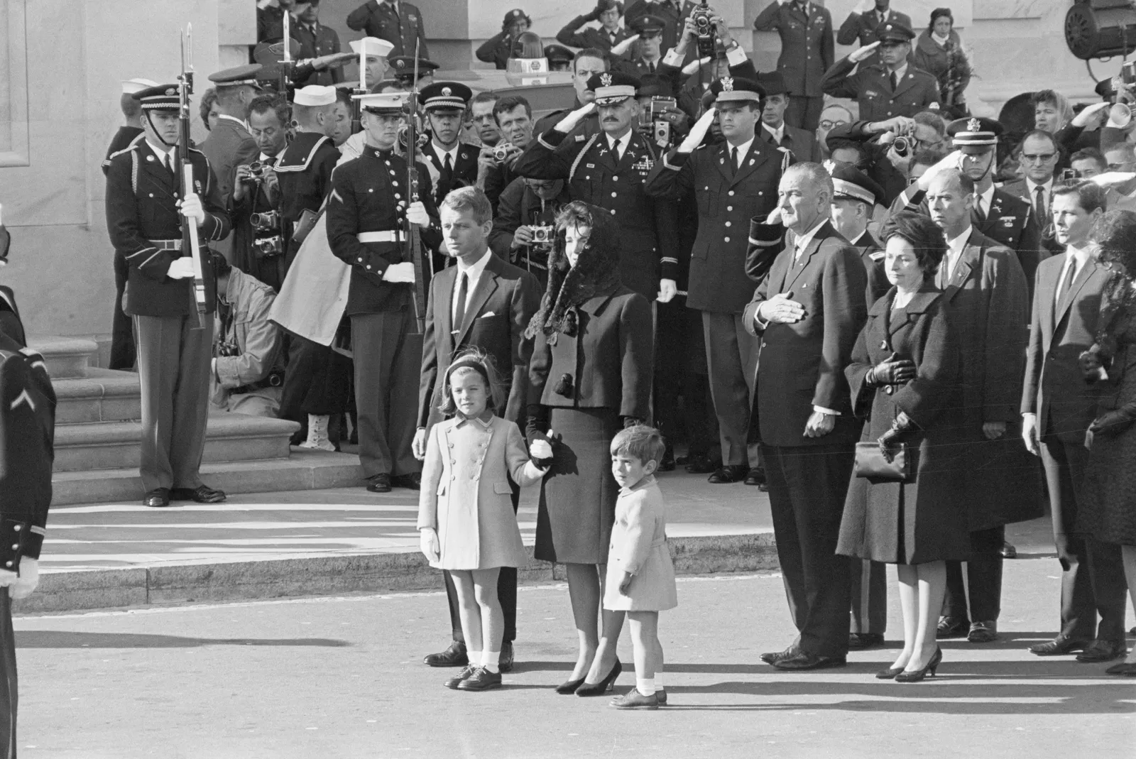 L'image peut contenir Lyndon B. Johnson Robert F. Kennedy Istvn Bibó Sven Hedin et Richard Brake