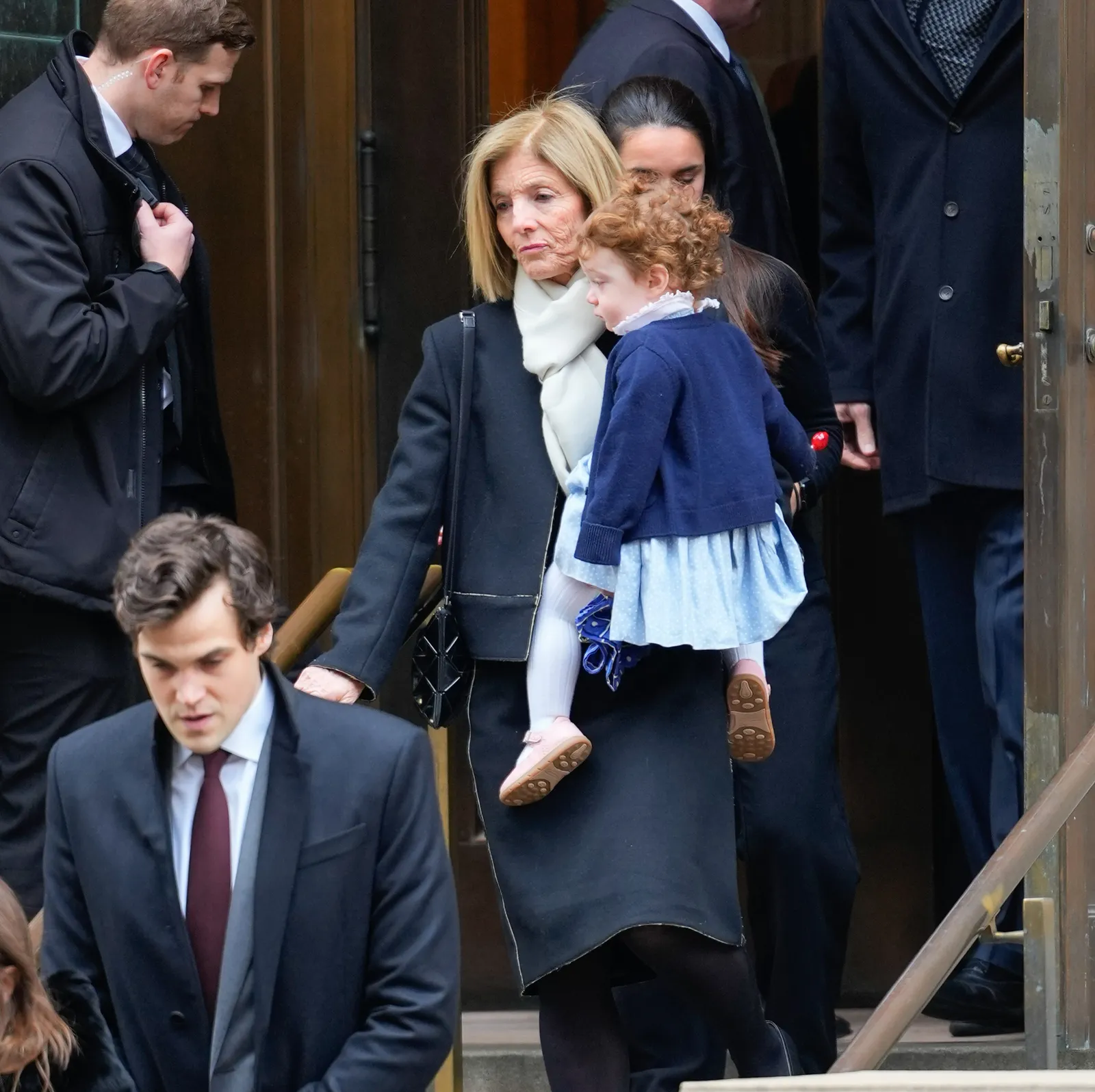L'image contient peut-être Caroline Kennedy Personne Vêtements Manteau Blazer Veste Personnes Visage Tête Photographie et portrait