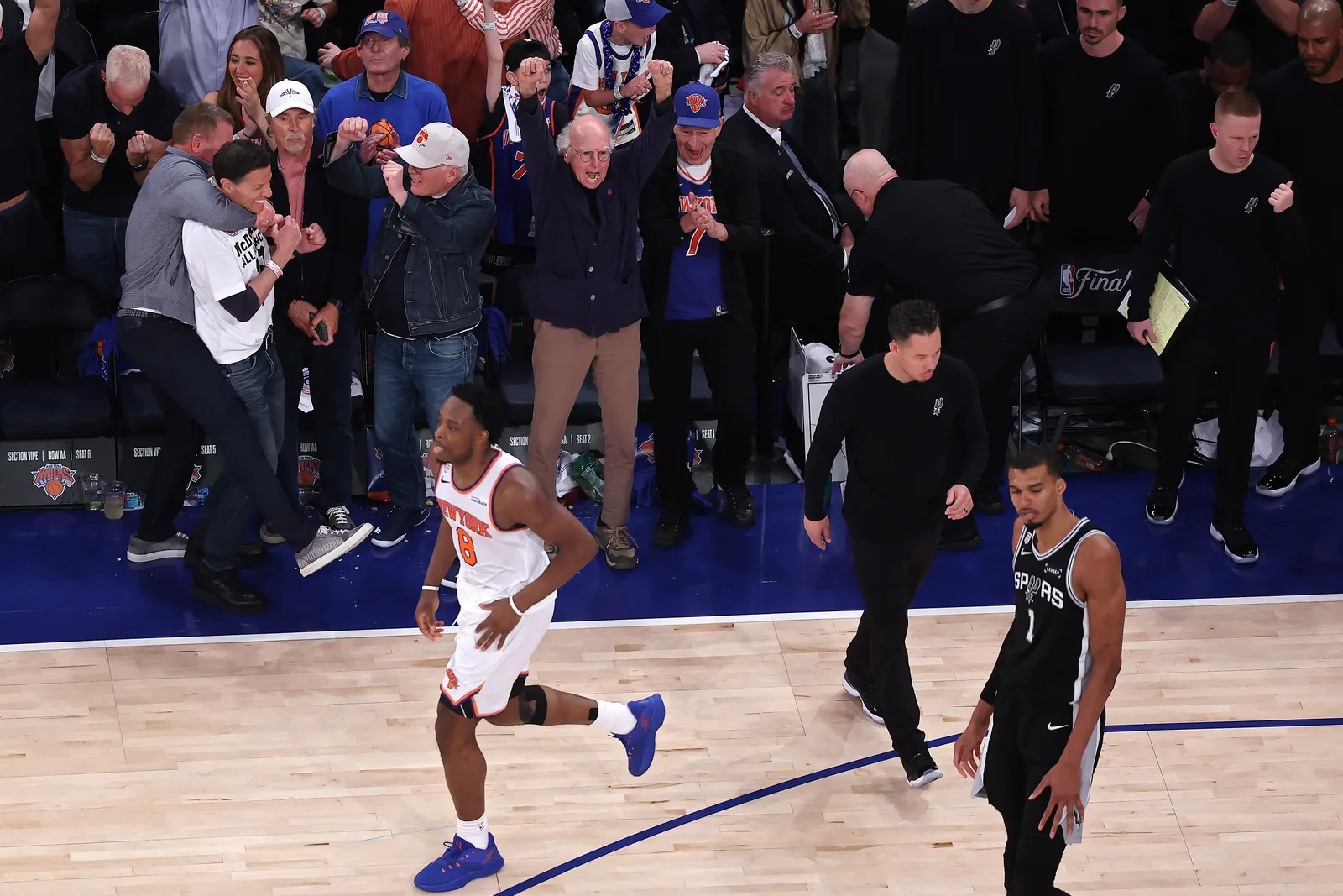 L'image peut contenir OG Anunoby John McEnroe Larry David Art Rooney II Tittsworth Foppe de Haan Basketball et personne