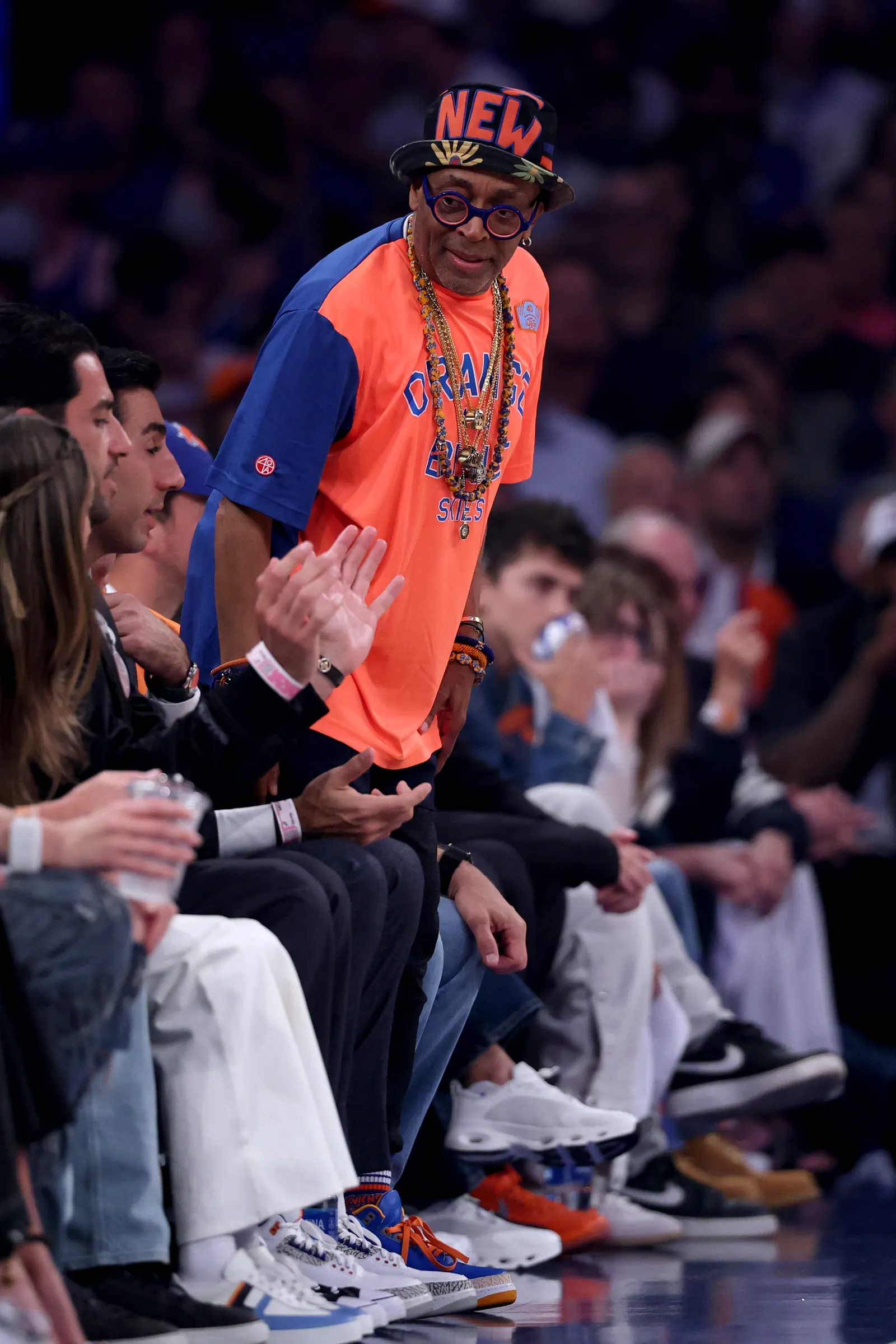 L'image peut contenir Spike Lee Freddie Williams II Walter Jones Personne adulte Applaudissements Vêtements Chaussures et chaussures