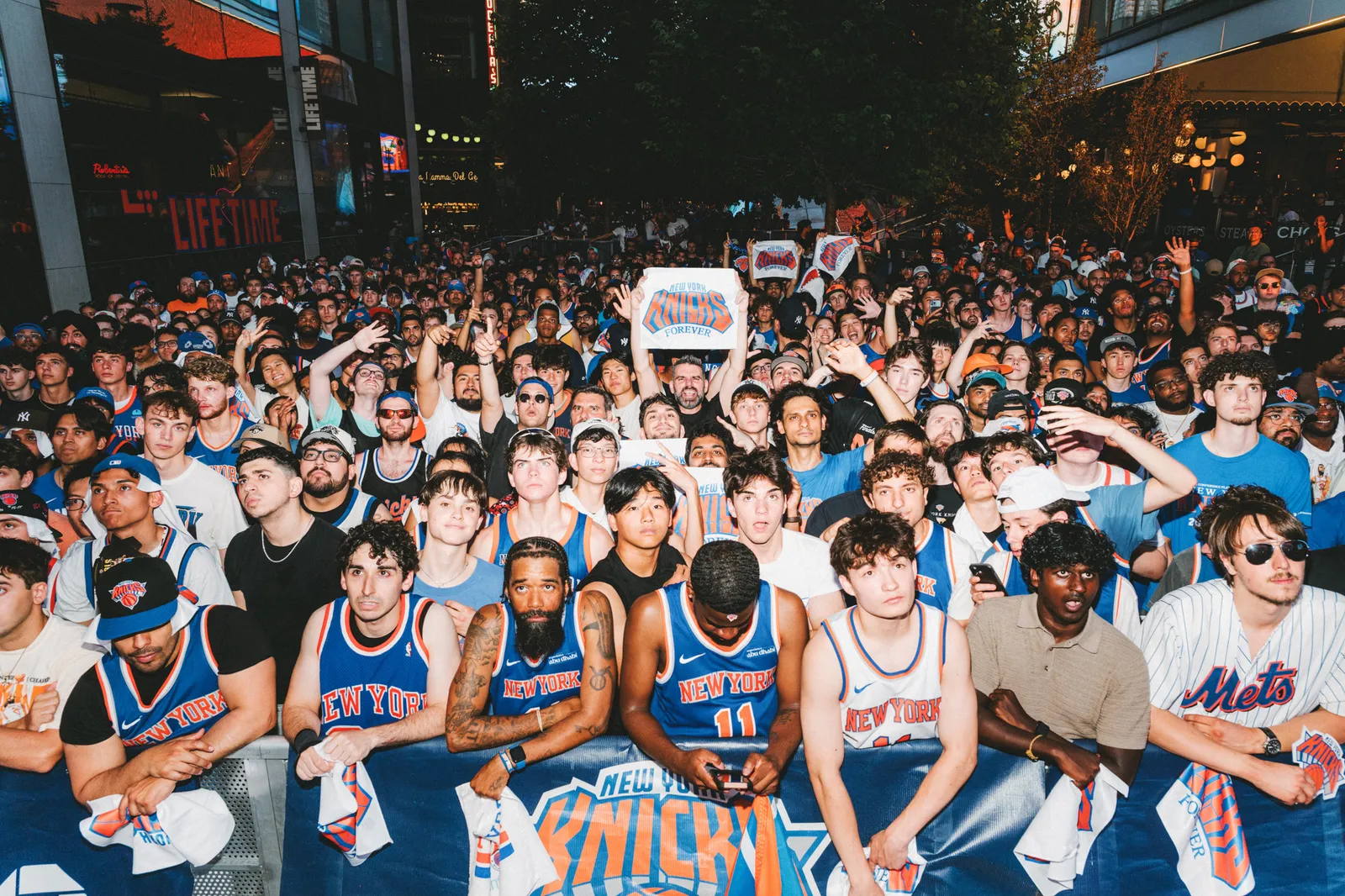 La fièvre retombe ! Les Knicks remportent un championnat et New York prend vie L'image peut contenir Damon Allen James Newman Povia Ciberntico Sudeepa Pinky Qiao Yunping et Samuel Shankland