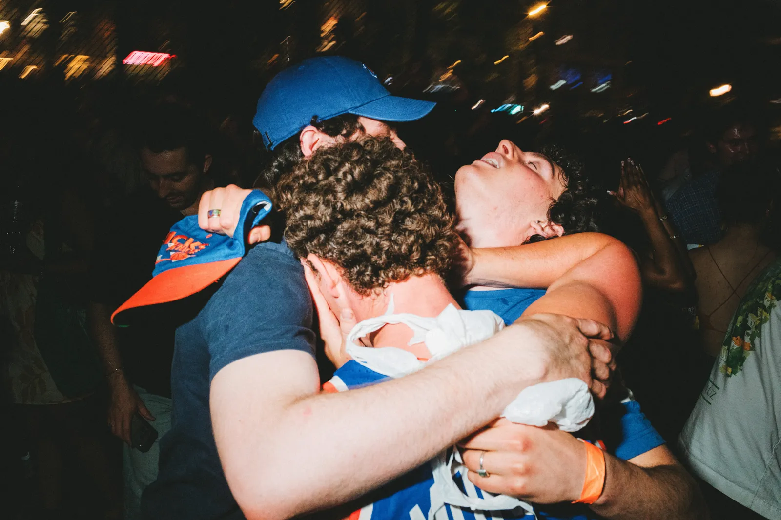 La fièvre retombe ! Les Knicks remportent un championnat et New York prend vie L'image peut contenir une casquette de baseball, une casquette, des vêtements, un chapeau, un visage, une personne, une personne, une photographie, un portrait, un bébé, des gens et des câlins