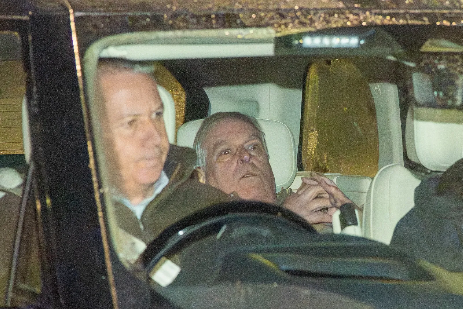 L'image peut contenir le prince Andrew, duc d'York, personne conduisant un véhicule de transport, visage et adulte.