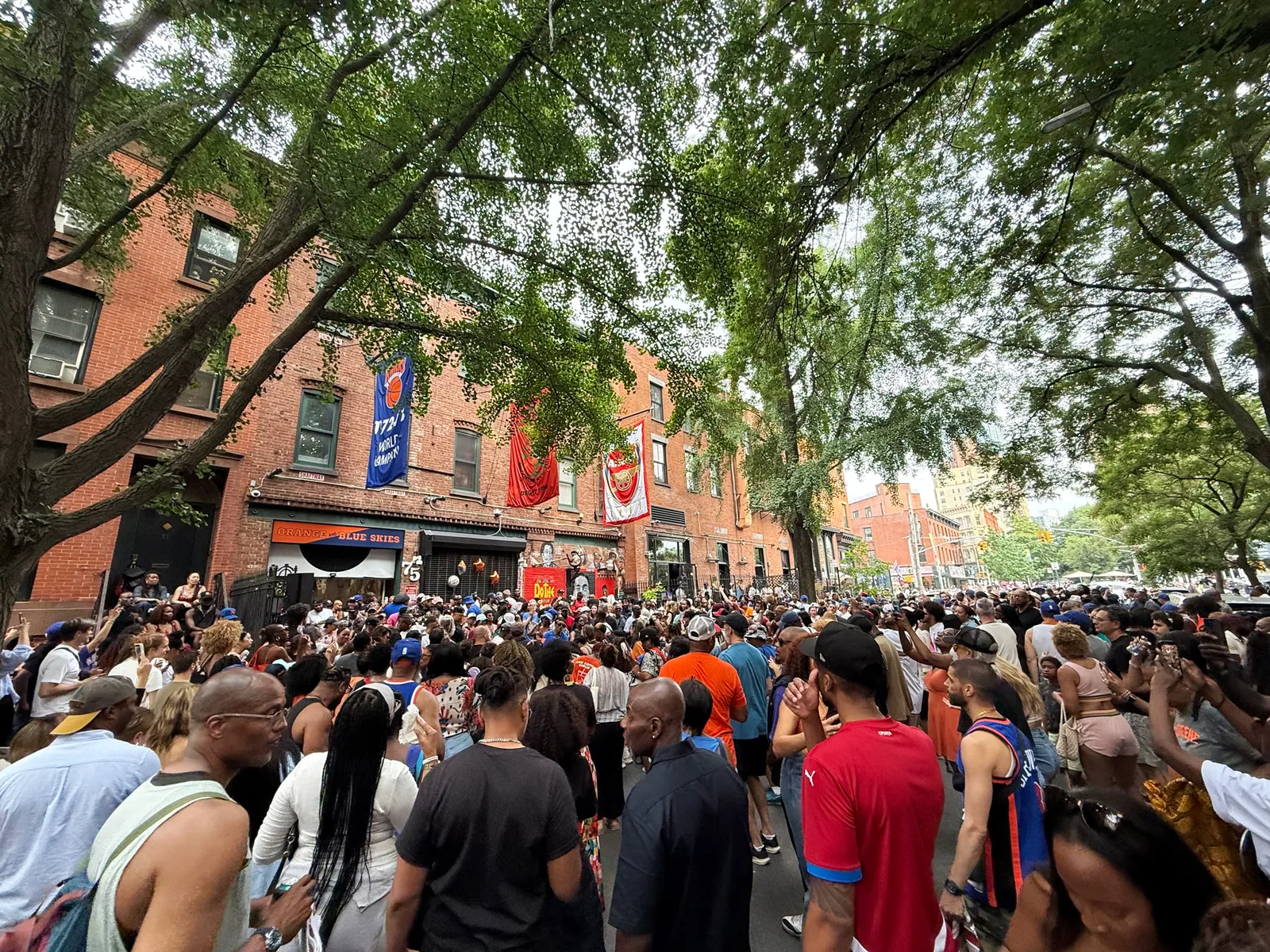 Spike Lee, saint patron de Brooklyn, rentre du Texas en toute hâte pour organiser l'ultime fête de quartier des Knicks L'image contient peut-être Wallace de Souza Josh Boyce Citadins Personne Ville Adulte Accessoires Bijoux et collier