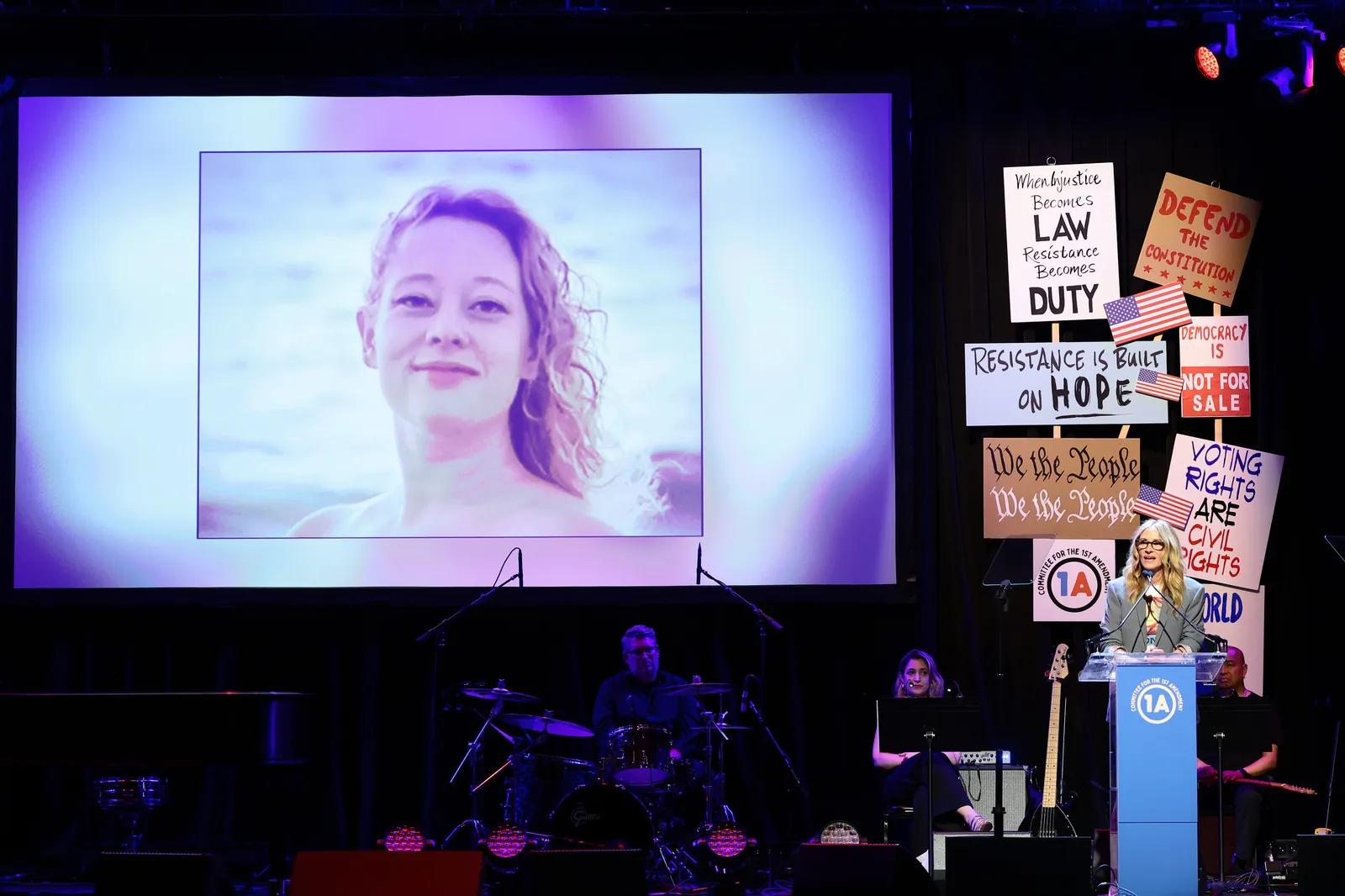 L'image peut contenir Troels Lund Poulsen Électronique Écran Personne Adulte Cinéma Visage Tête Concert et foule