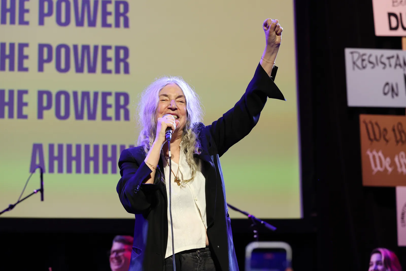 L'image contient peut-être Patti Smith Interprète Personne Performance solo Activités de loisirs pour adultes Musique et instrument de musique