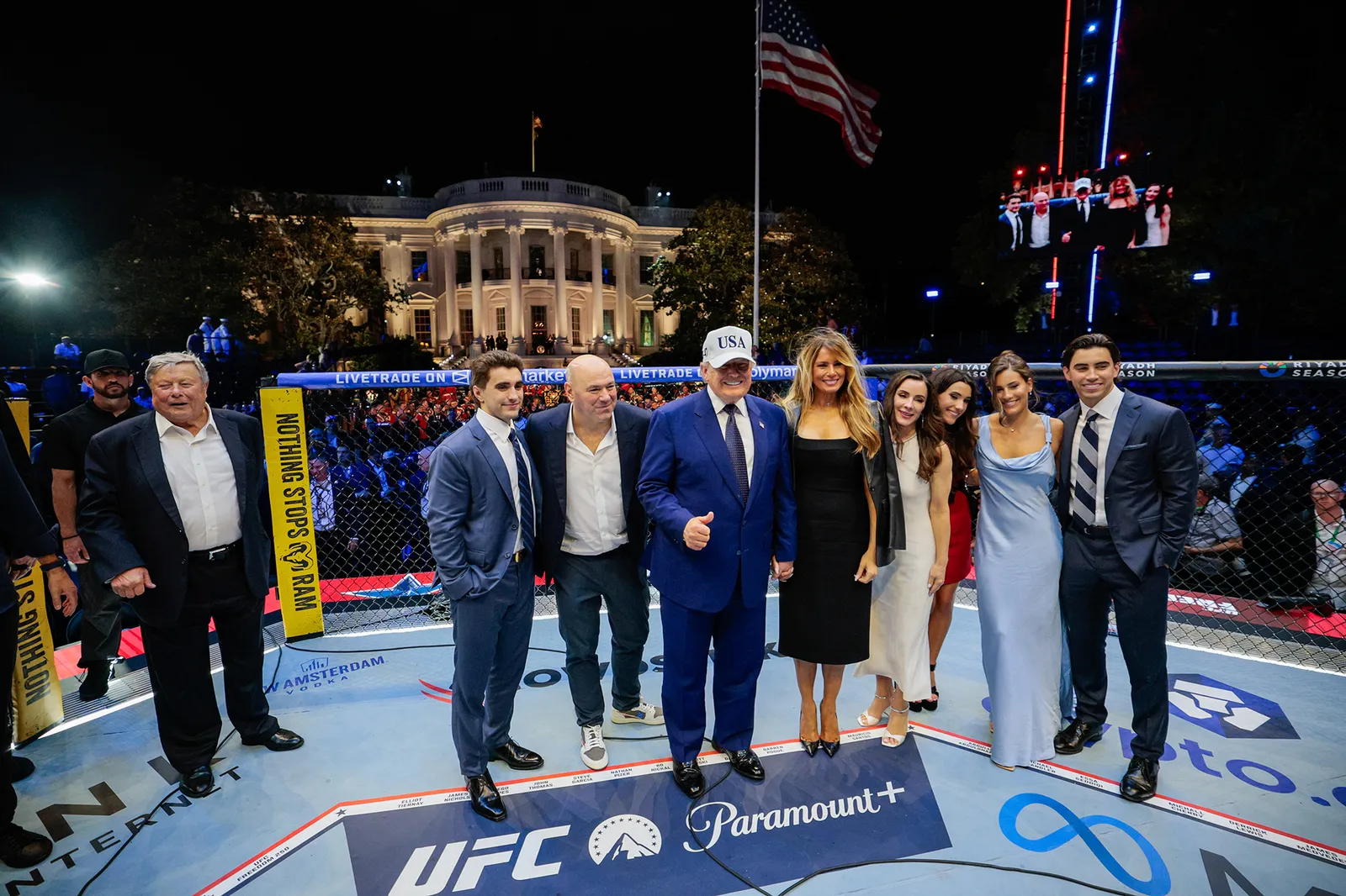L'image peut contenir Dana White Blake Michael Donald Trump Melania Trump Personne adulte Vêtements Manteau et personnes