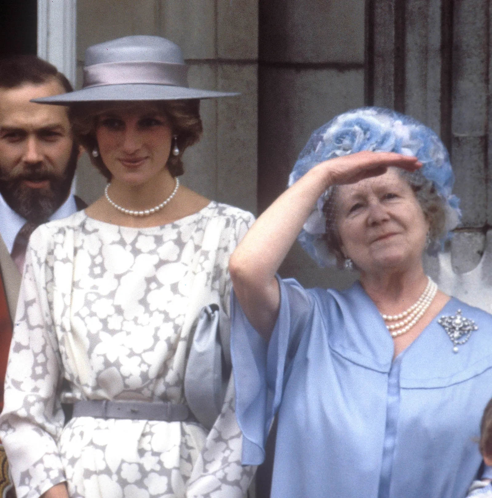 L'image peut contenir la reine Elizabeth la reine mère Diana princesse de Galles personne accessoires et bijoux pour adultes