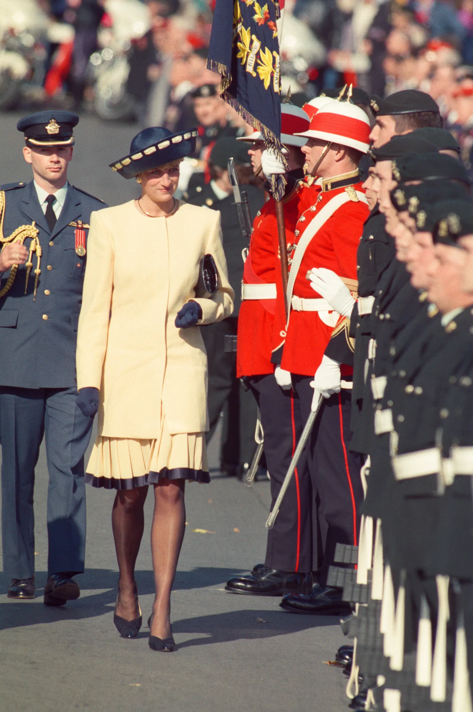 L'image contient peut-être Diana, Princesse de Galles, Austin Tindle, Pokras, Lampas, Bear Pascoe, Personne Personnes Adulte et Officier