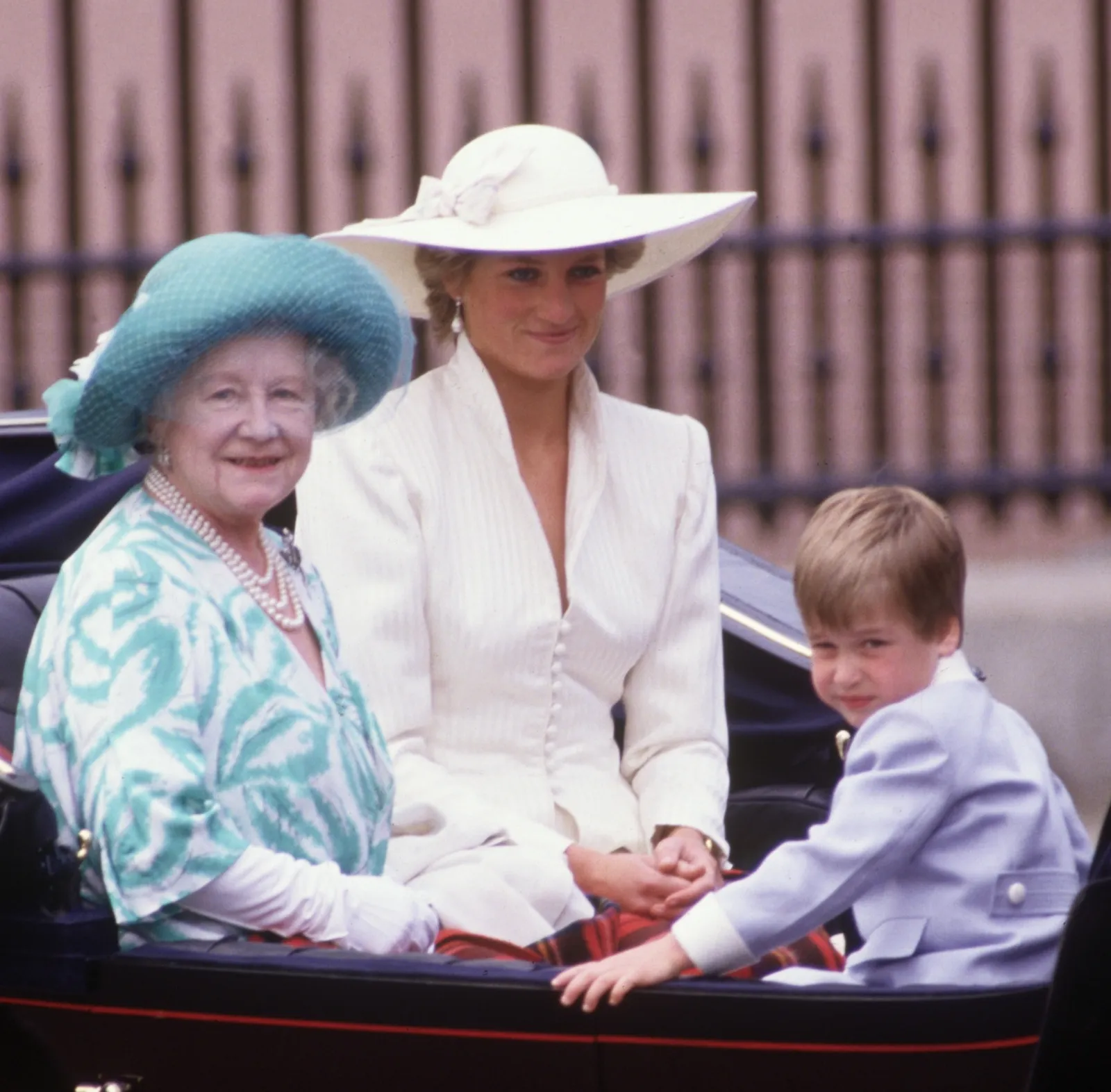 L'image peut contenir la reine Elizabeth, la reine mère Diana, la princesse de Galles, une personne, des vêtements pour adultes, un chapeau et un enfant.