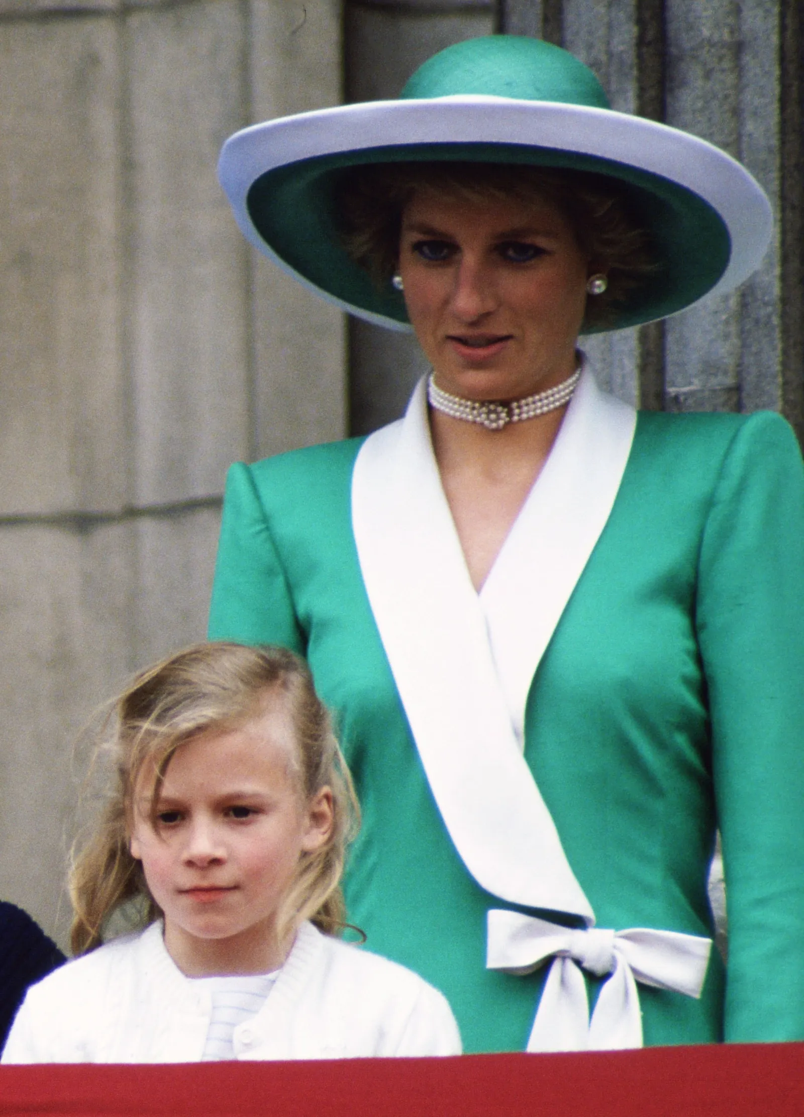 L'image peut contenir Diana Princesse de Galles Personne Adulte Enfant Vêtements Chapeau Accessoires Bijoux Collier et visage