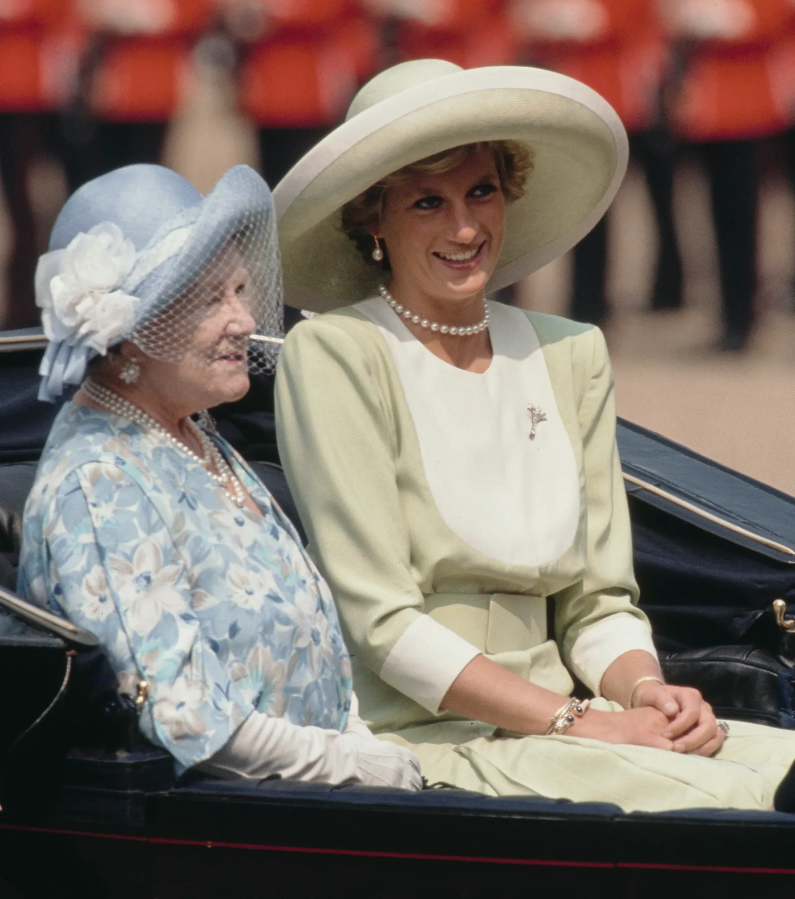 L'image peut contenir Diana, princesse de Galles, reine Elizabeth, la reine mère, accessoires et bijoux pour adultes.