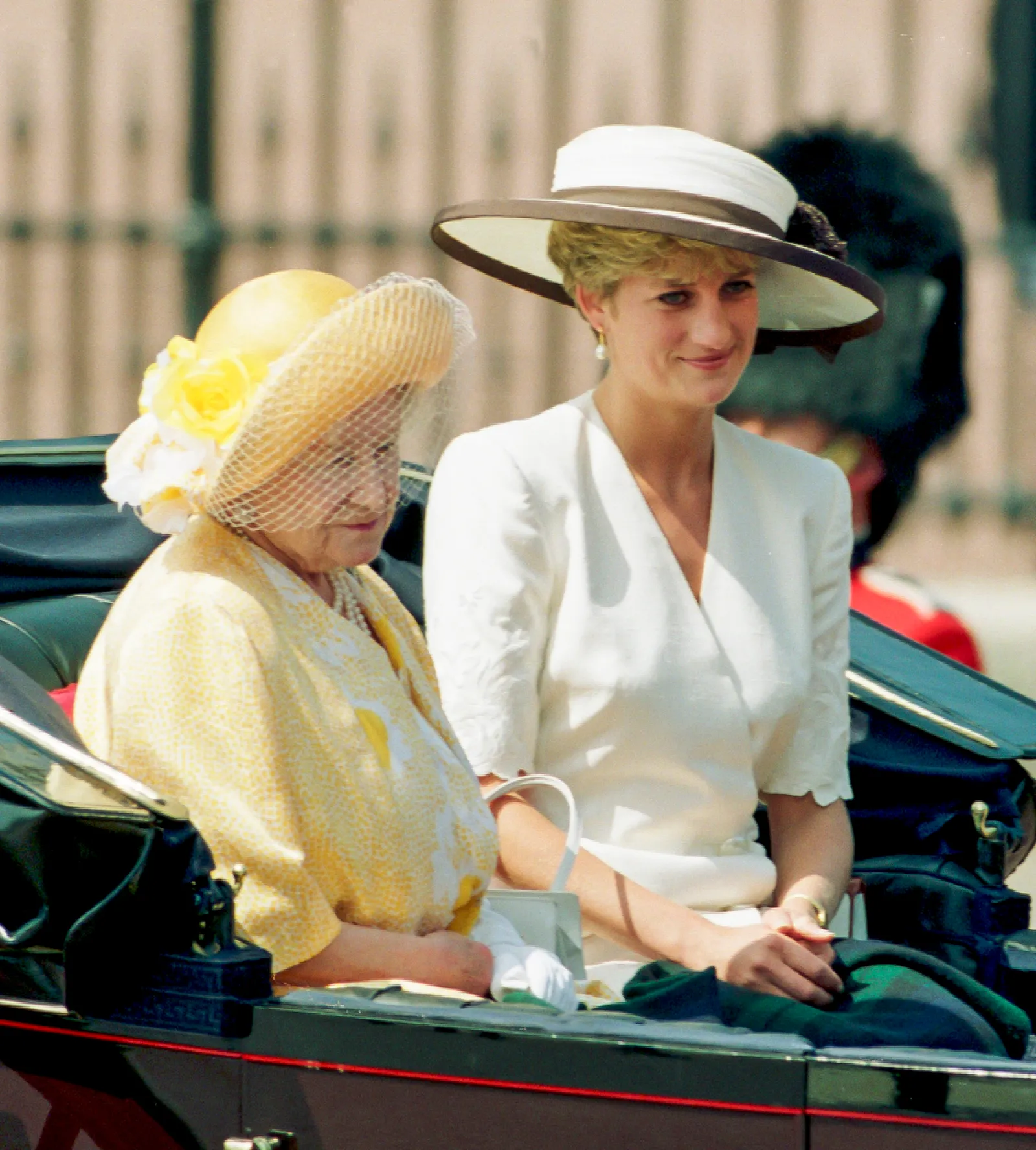 L'image contient peut-être la reine Elizabeth, la reine mère Diana, la princesse de Galles, personne, vêtements pour adultes, gants, chapeau et visage.
