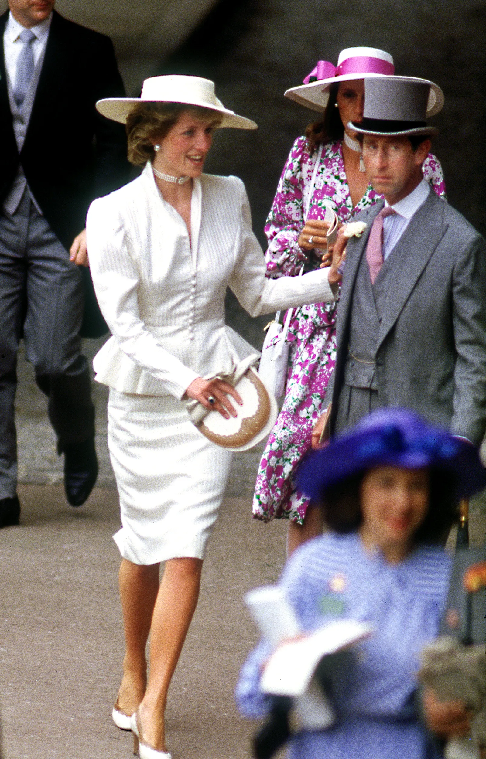 L'image contient peut-être Diana, princesse de Galles, Charles, prince de Galles, personne, vêtements pour adultes, chaussures, chaussures et chapeau.