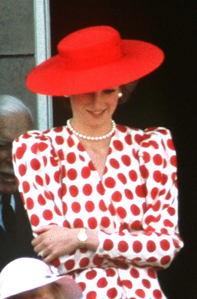 L'image peut contenir Diana Princesse de Galles Personne Vêtements pour adultes Chapeau Accessoires Bijoux Collier Visage et tête