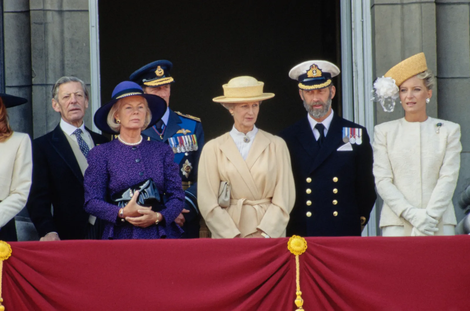 Le loyer bon marché des Royals n'est pas tout ce qu'ils prétendent être L'image peut contenir le prince Michael de Kent, le prince Édouard, le duc de Kent, Biljana Plavšić, une personne adulte, un officier et des vêtements.