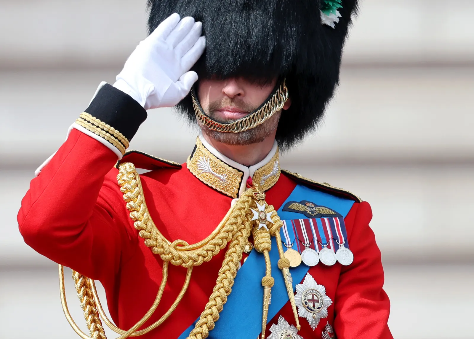 Kate Middleton prend un nouveau poste chez Trooping the Color L'image peut contenir des vêtements Gant Officier Personne Accessoires Bijoux Collier Adulte Militaire et Officier Militaire