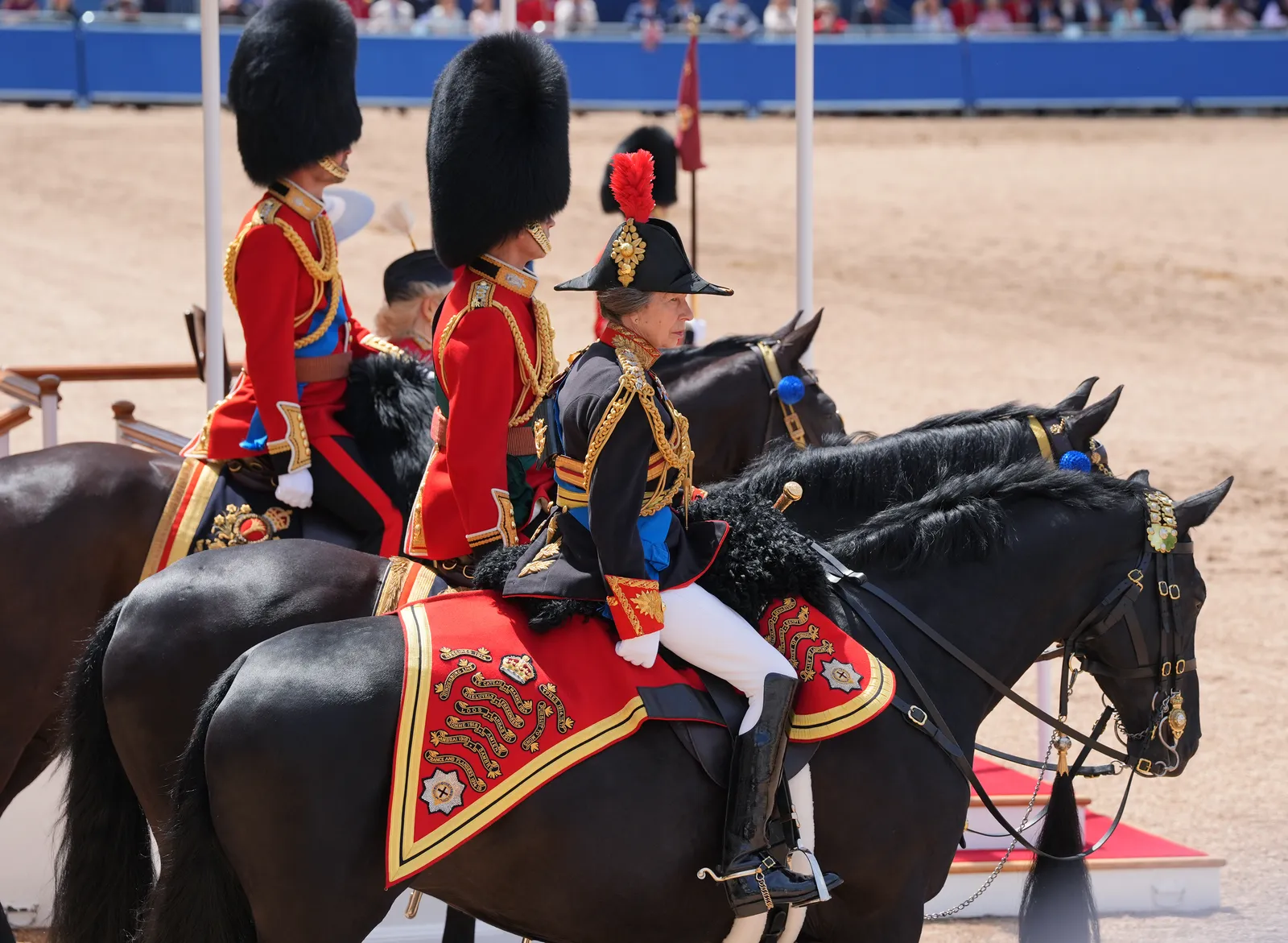 Kate Middleton prend un nouveau poste chez Trooping the Color L'image contient peut-être Anne Princesse Royale Personne adulte Animal Cheval Équitation Activités de loisirs et mammifère