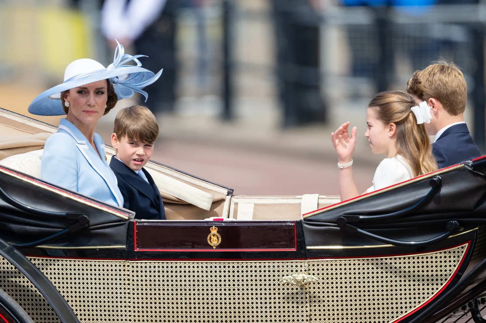 Kate Middleton prend un nouveau poste chez Trooping the Color L'image peut contenir une personne partie du corps doigt main enfant vêtements tenue de soirée costume bébé visage tête et adulte