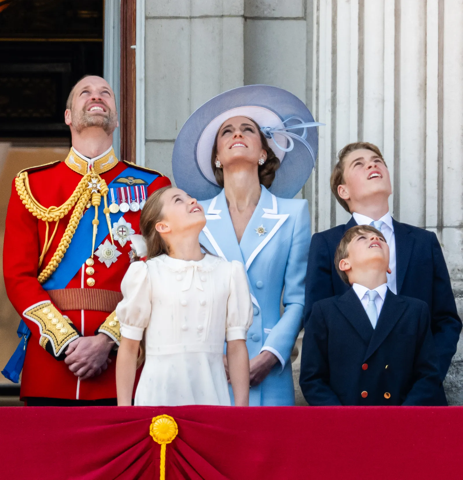 Kate Middleton prend un nouveau poste chez Trooping the Color L'image contient peut-être Prince William, Duc de Cambridge, Prince George de Cambridge, Personne Personnes Adulte Enfant et Mariage