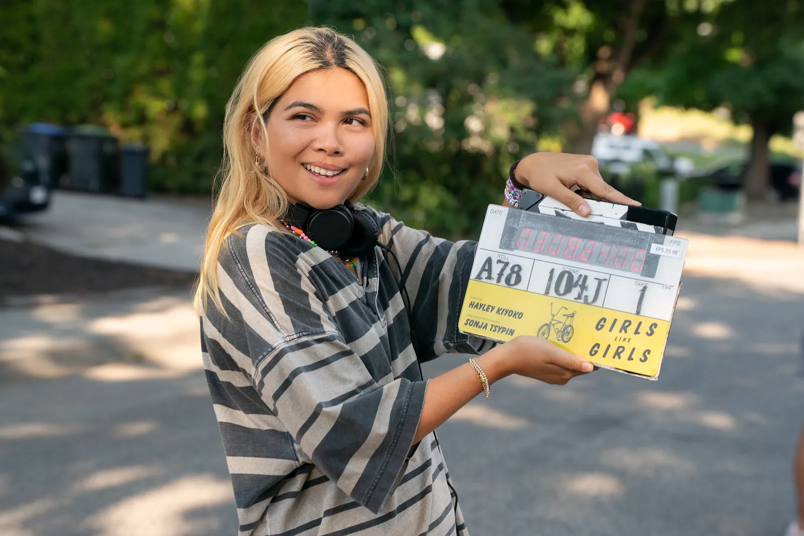 L'image peut contenir Hayley Kiyoko Cheveux blonds Personne Publicité Affiche Photographie Visage Tête Heureux et souriant