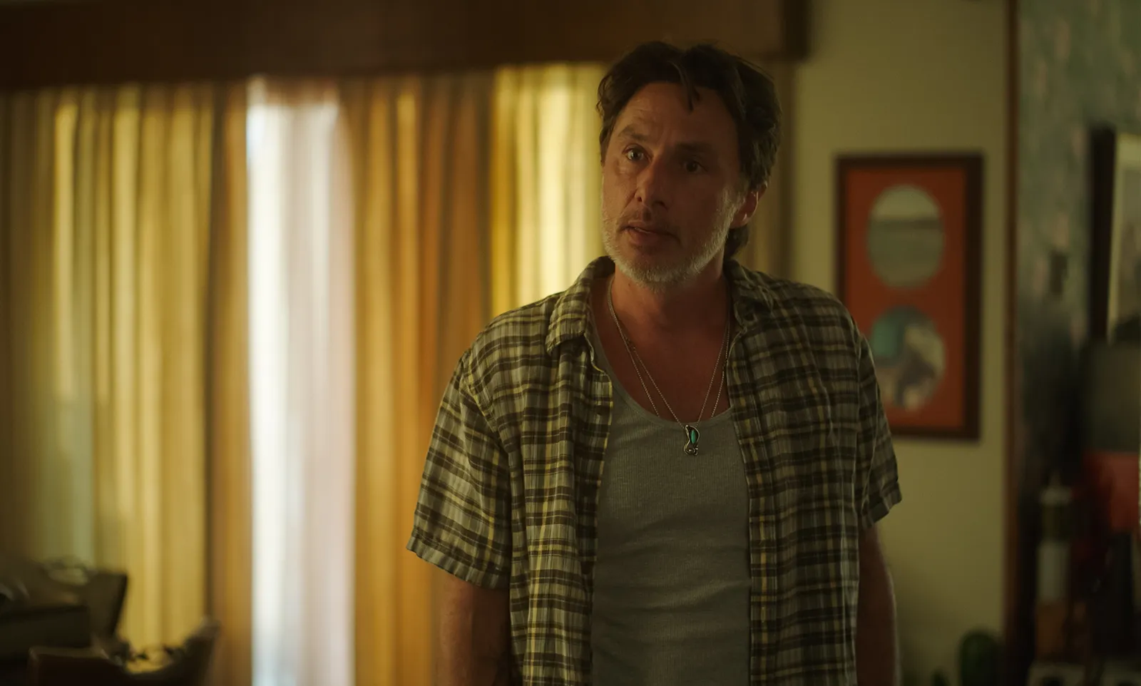 L'image peut contenir Zach Braff Visage Tête Personne Photographie Portrait Accessoires Bijoux Collier Adulte et Pendentif