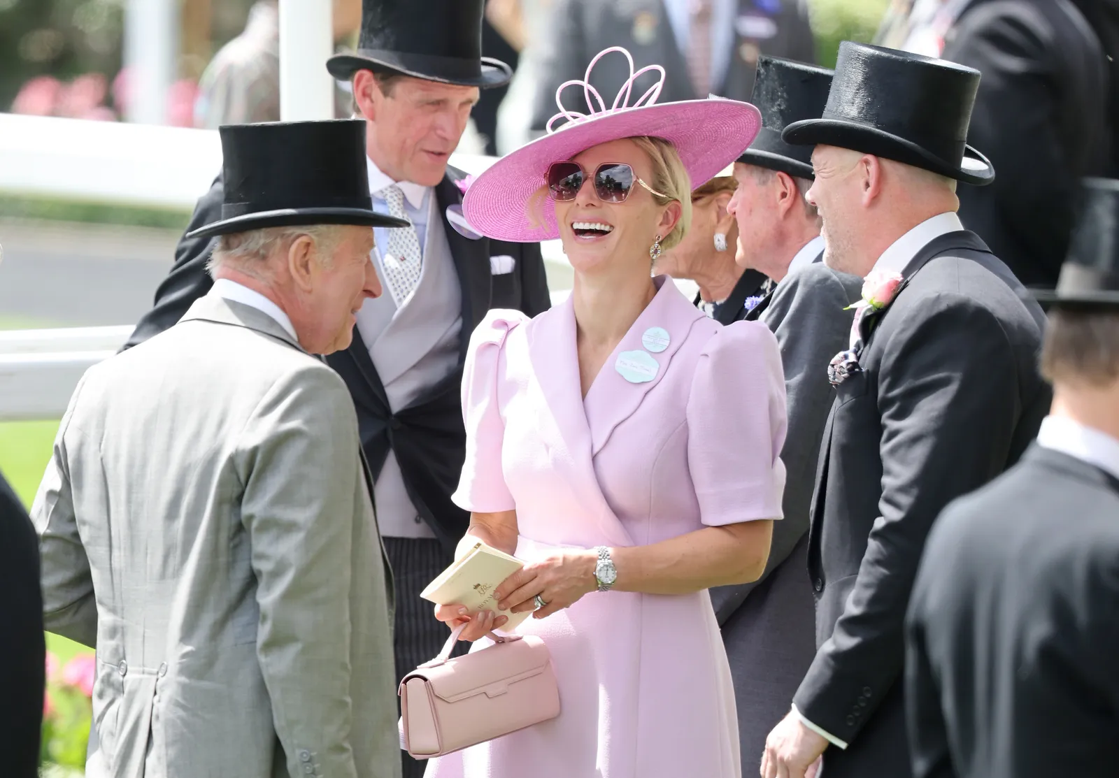 Chevaux, chapeaux et Harriet Sperling : la famille royale perpétue la tradition de la reine Elizabeth au Royal Ascot L'image peut contenir Zara Tindall Ben Elliot Charles Prince de Galles Personne Accessoires pour adultes Sac et sac à main