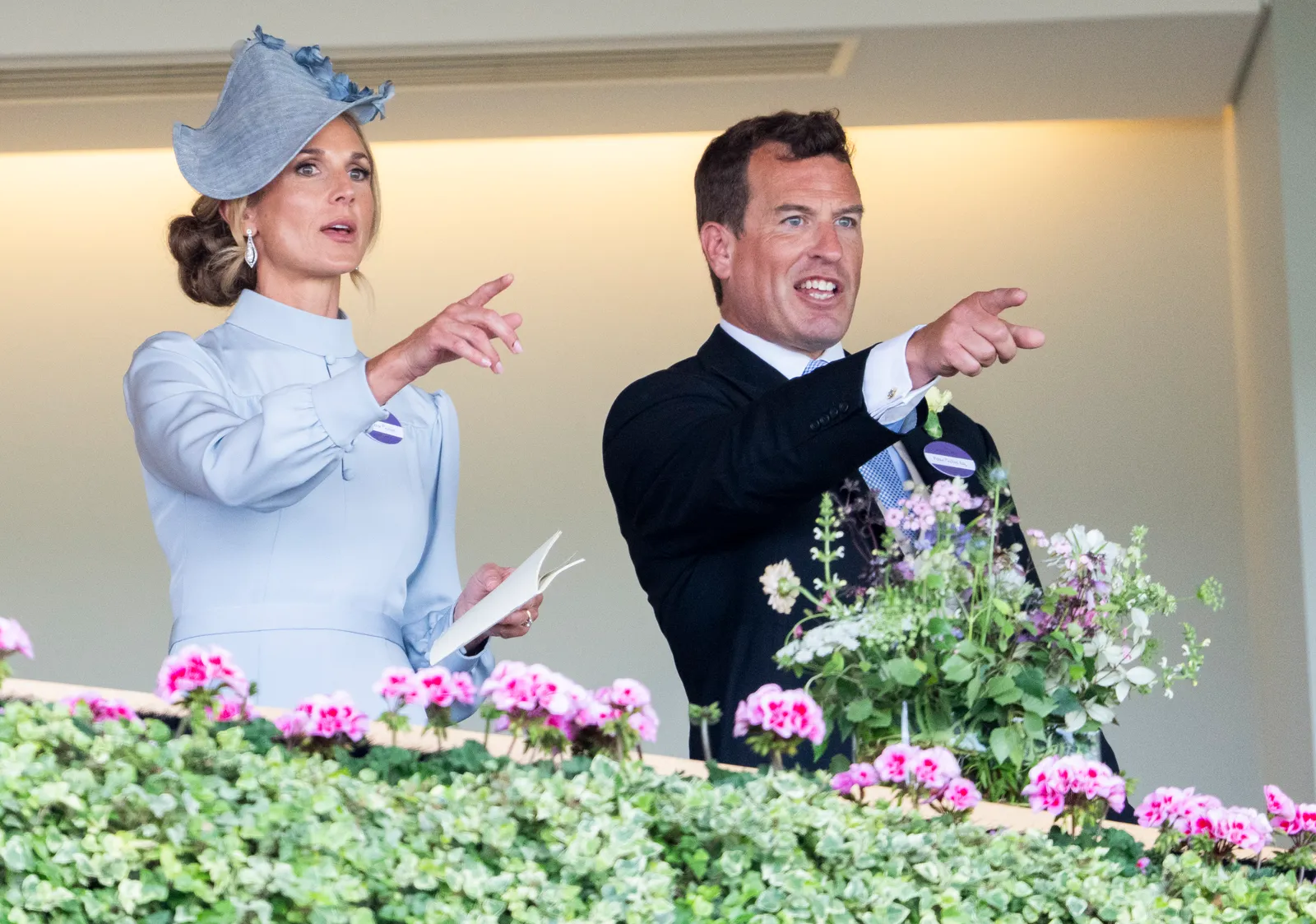 Chevaux, chapeaux et Harriet Sperling : la famille royale perpétue la tradition de la reine Elizabeth au Royal Ascot L'image peut contenir une plante plante en pot vêtements tenue de soirée costume visage tête personne photographie portrait et fleur