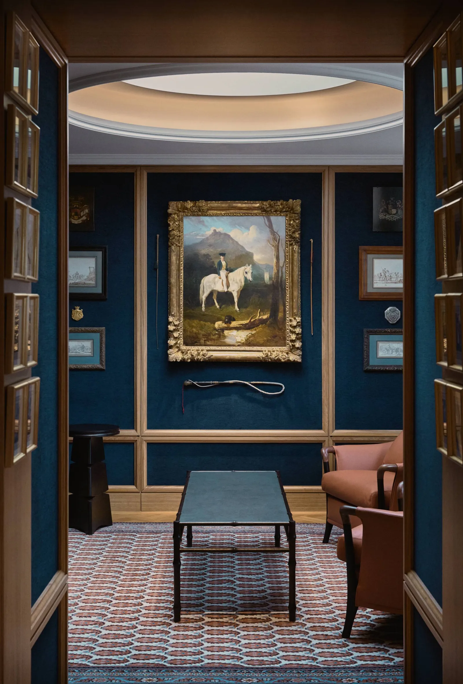 L'image contient peut-être de l'art Peinture Intérieur Personne Chaise Meubles Design d'intérieur Animal Cheval Mammifère et Architecture