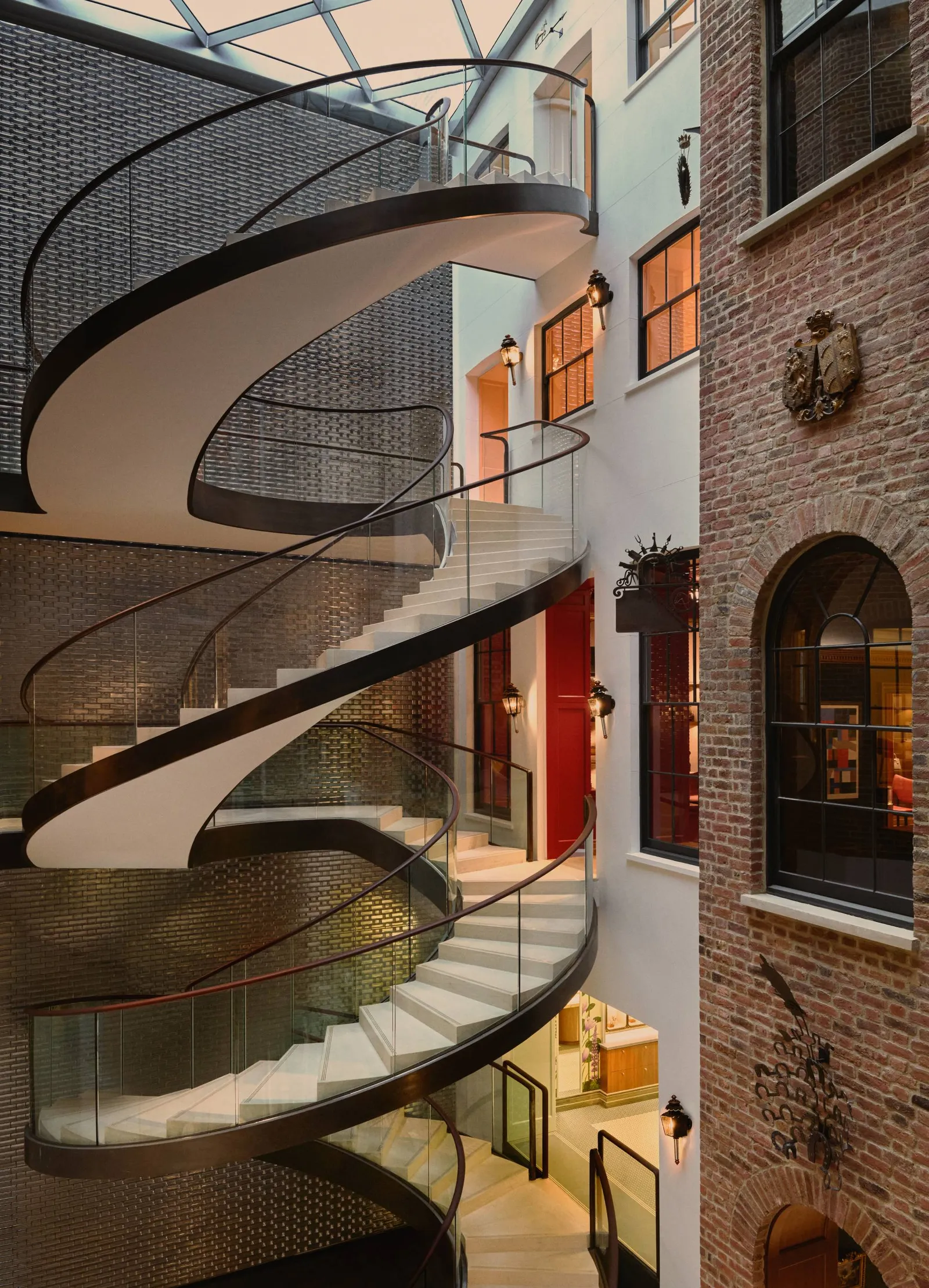 L'image peut contenir Architecture Bâtiment Maison Logement Escalier Lampe Intérieur Spirale et Foyer