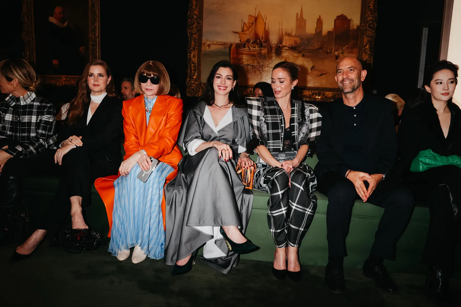 Anne Hathaway annonce une troisième grossesse L'image peut contenir Emily Blunt Anna Wintour Anne Hathaway Vêtements Manteau Veste Accessoires Lunettes de soleil et photo de groupe