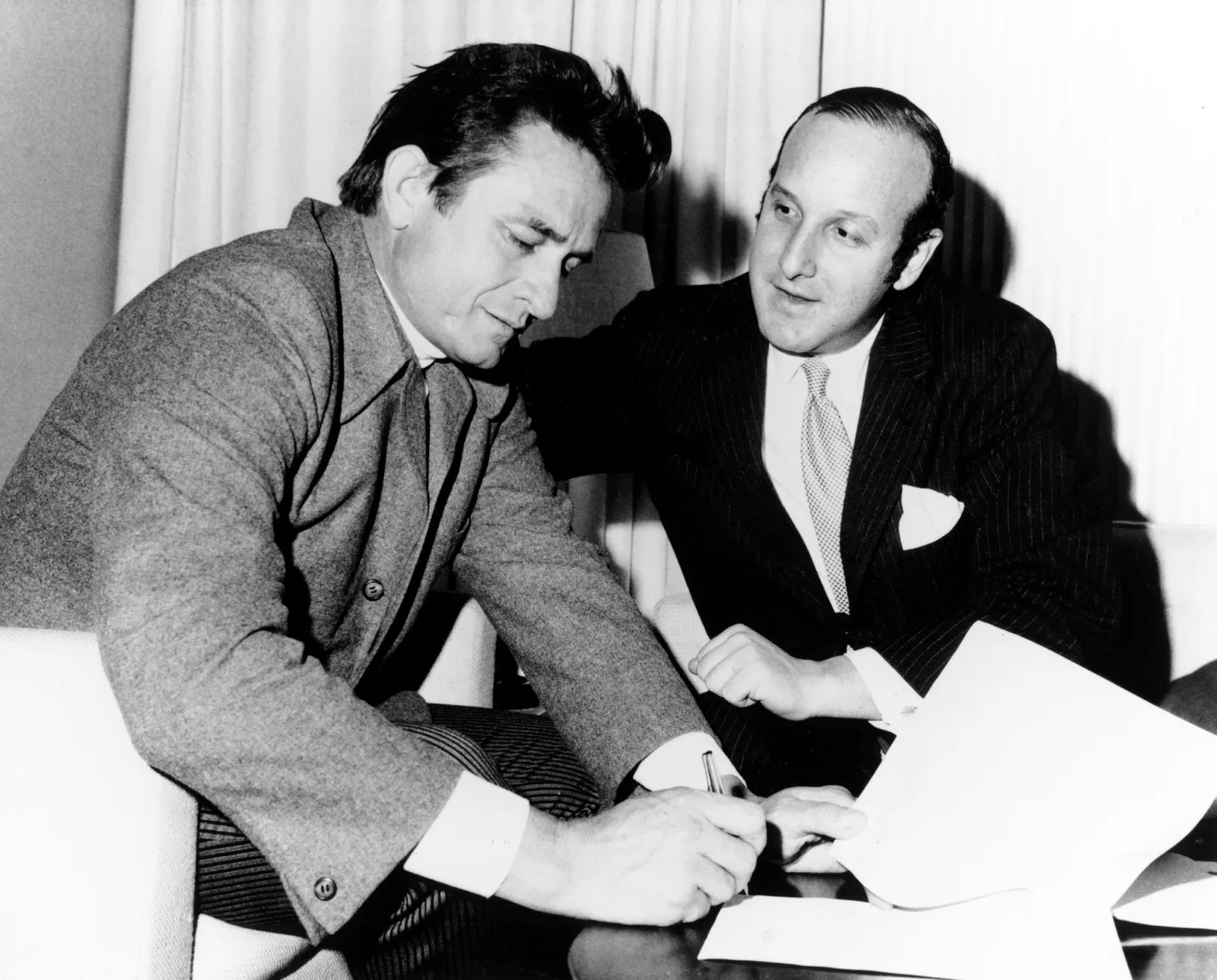 L'image peut contenir Patrick Depailler Clive Davis Vêtements Tenue de soirée Costume Personne adulte Tête Visage et manteau