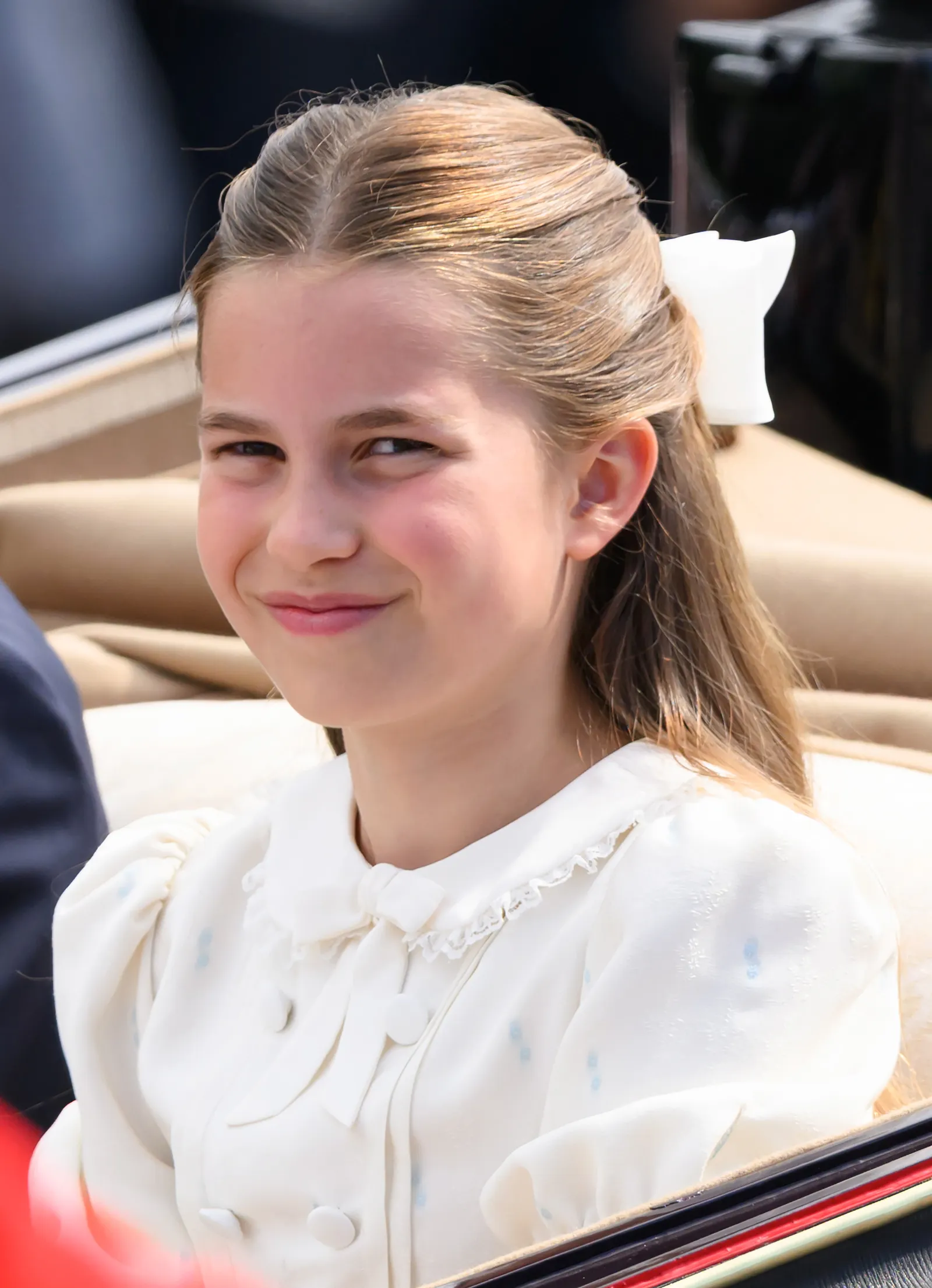 L'image peut contenir Visage Heureux Tête Personne Sourire Fossettes Enfant Photographie Portrait Cheveux blonds Partie du corps et cou