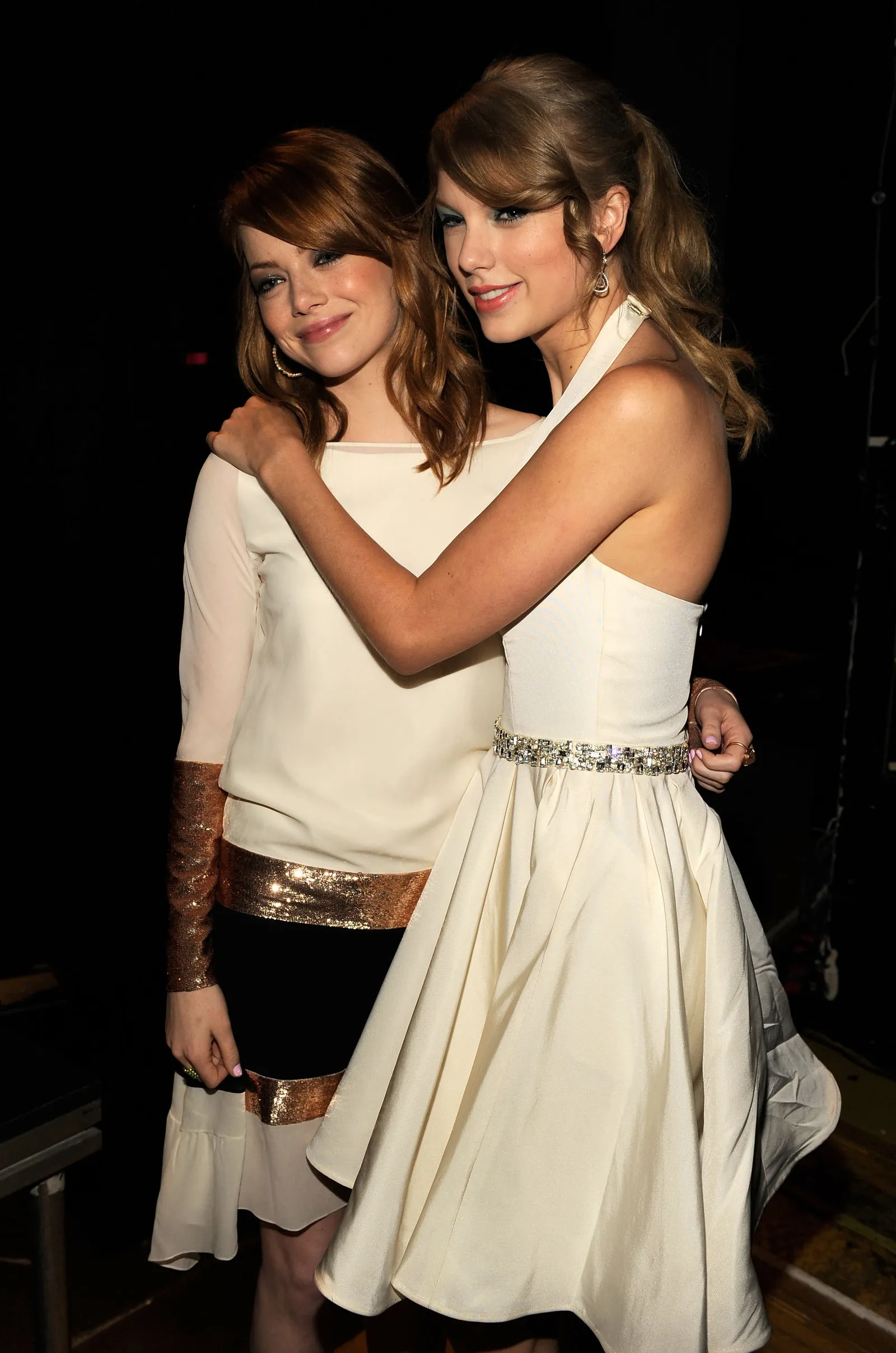 L'image peut contenir Taylor Swift Emma Stone Vêtements Robe Robe de soirée Tenue de soirée Visage Tête Personne et photographie