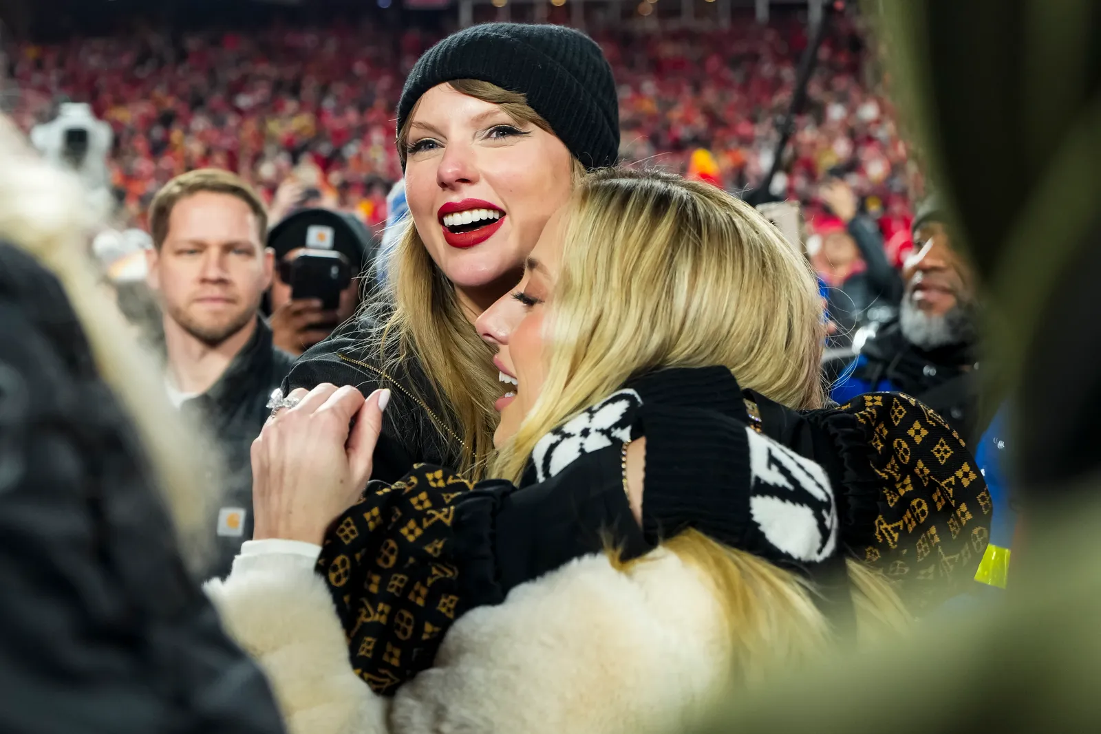 L'image peut contenir Taylor Swift Personne adulte Visage Tête Casquette Vêtements Chapeau Happy Electronics Téléphone portable et téléphone
