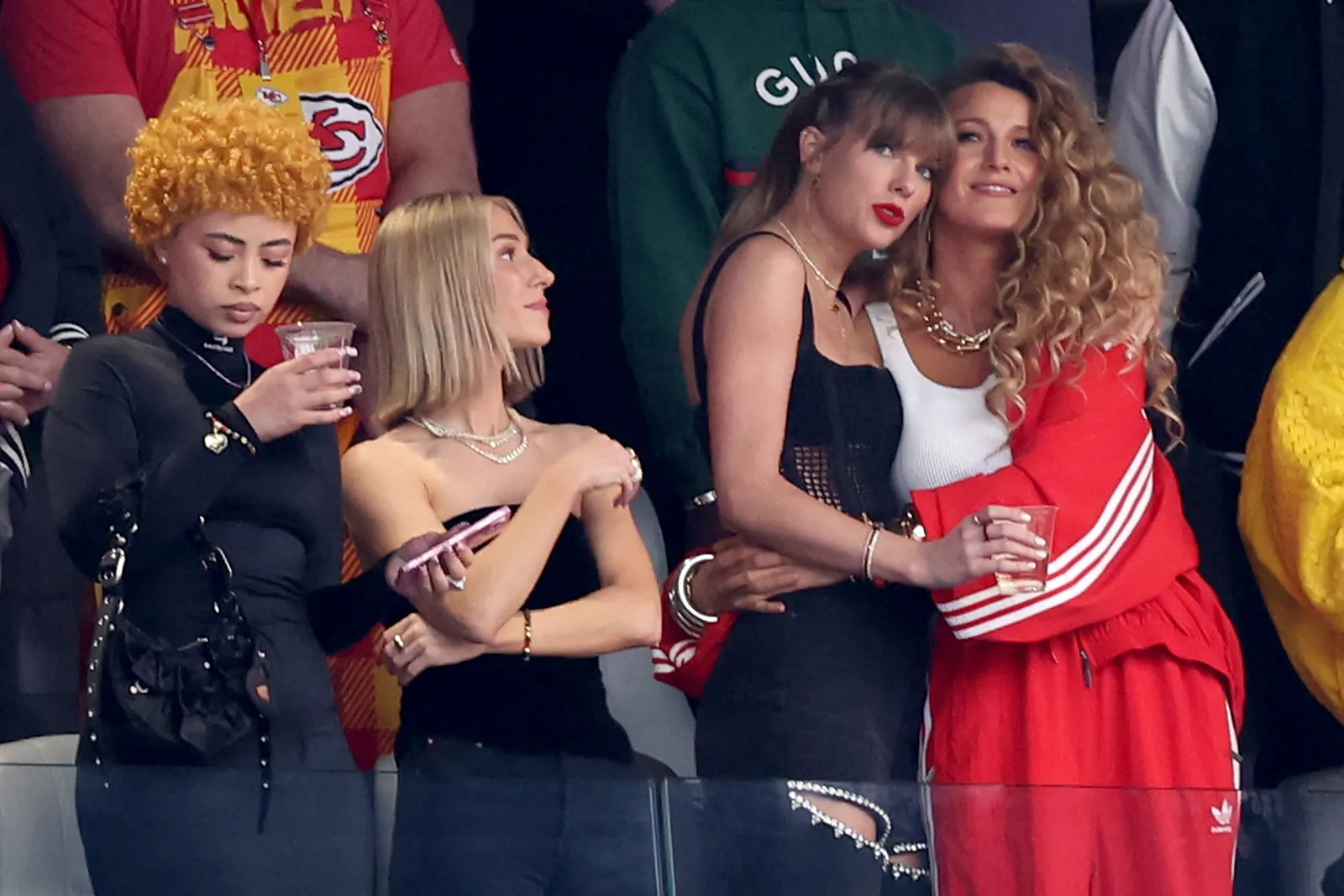 L'image peut contenir Taylor Swift Blake Lively Personne adulte Photobombing Menottes Électronique Téléphone portable et téléphone
