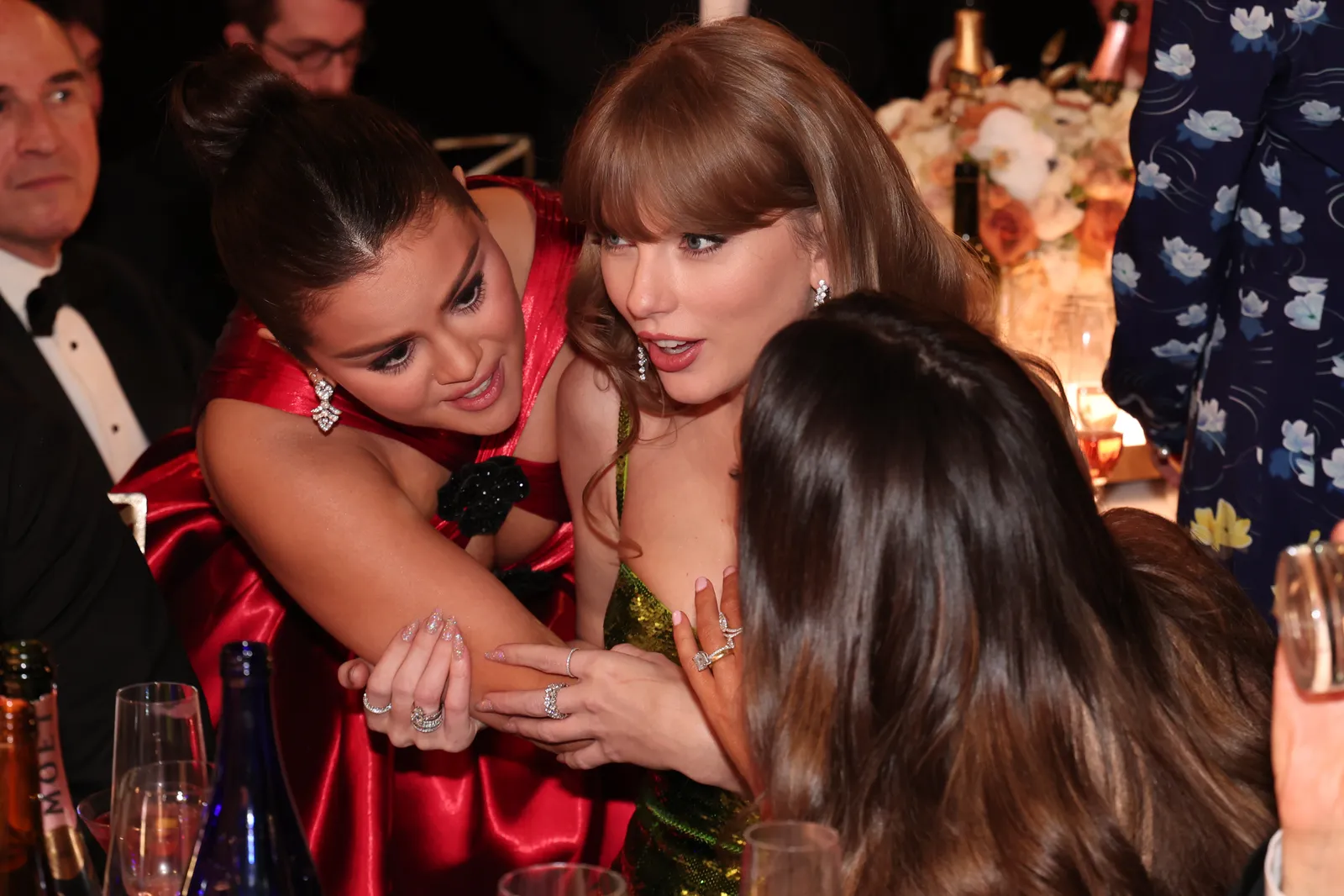 L'image peut contenir Taylor Swift Selena Gomez Visage Tête Personne Photographie Portrait Vêtements Robe et accessoires