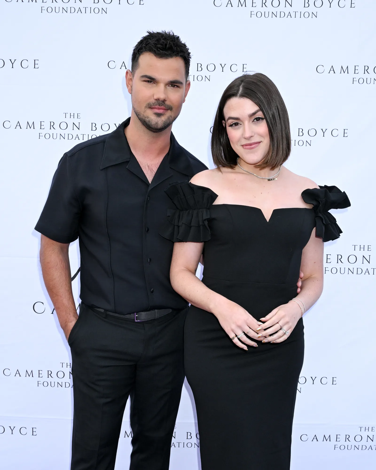 L'image peut contenir Taylor Lautner Mode Personne adulte Accessoires Bijoux Collier Vêtements Robes et tenues de soirée