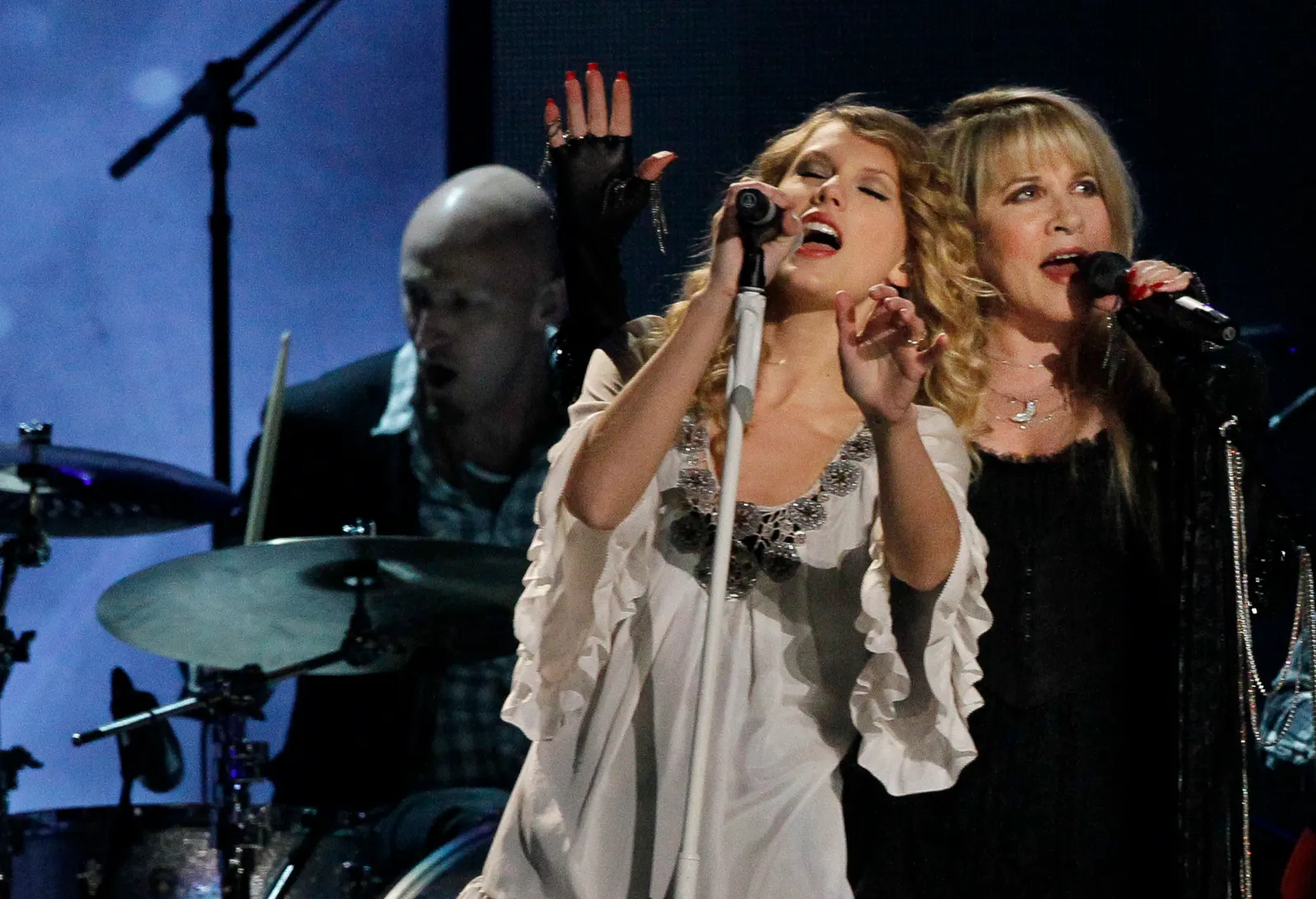 L'image contient peut-être Taylor Swift Interprète Personne Performance solo Adulte Activités de loisirs et musique