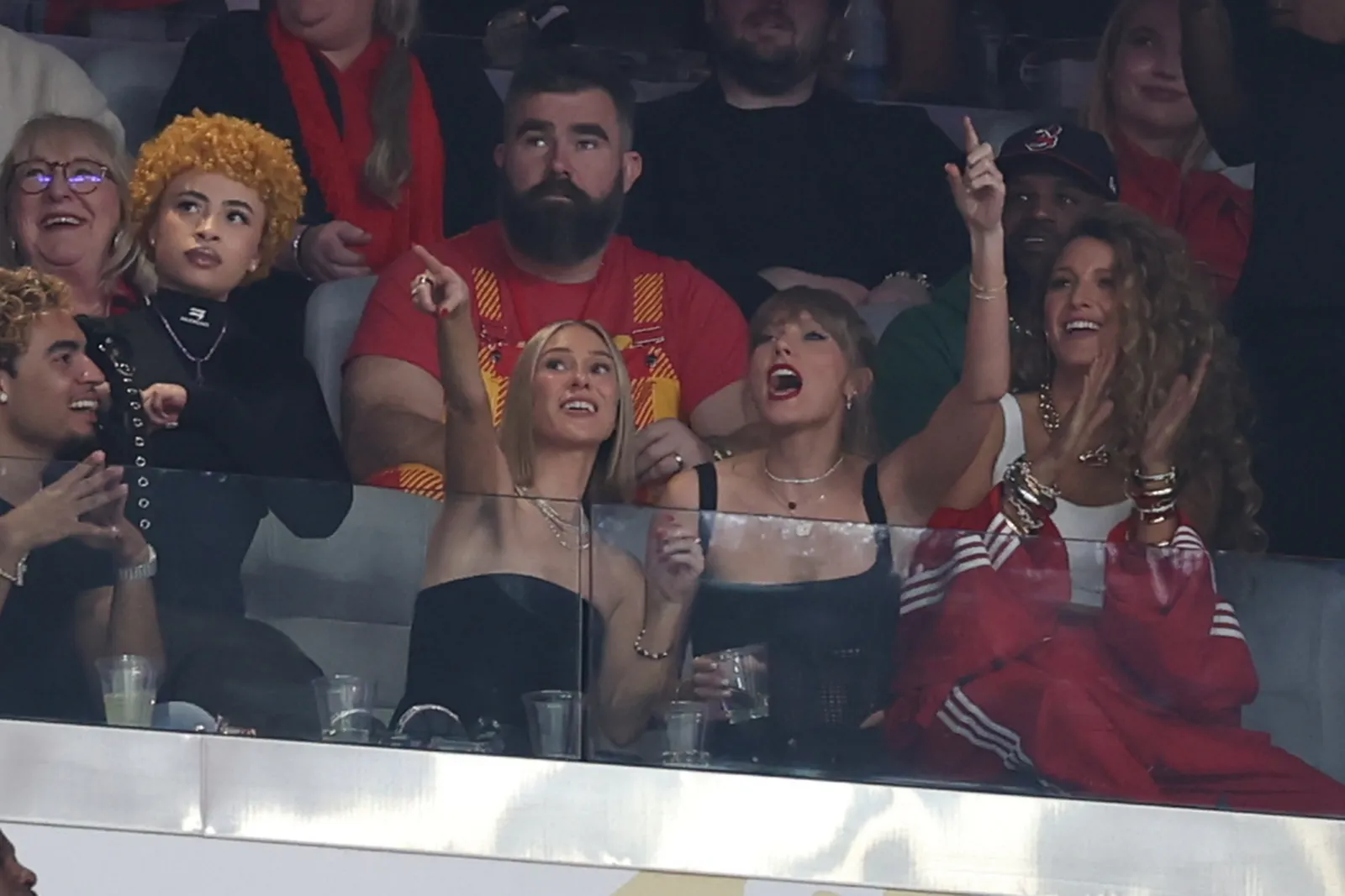 L'image peut contenir Jason Kelce Taylor Swift Tête Personne Visage Photobombing Adulte Accessoires urbains et bracelet