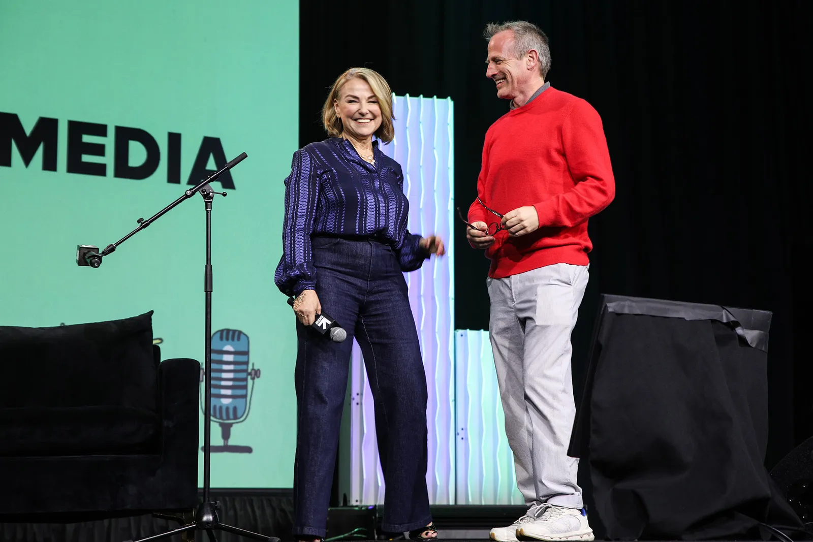 L'image peut contenir Esther Perel Spike Jonze Vêtements Pantalon Personne adulte Jeans Visage Tête et manteau