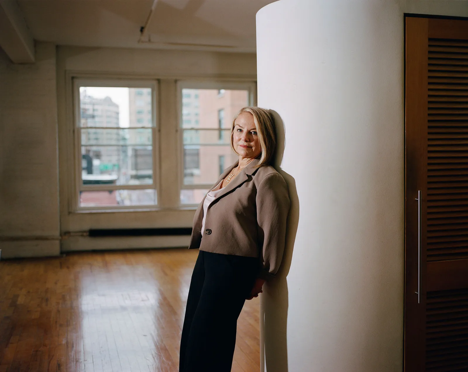 L'image peut contenir Esther Perel Personne adulte Visage Tête heureuse Sourire Vêtements et manteau