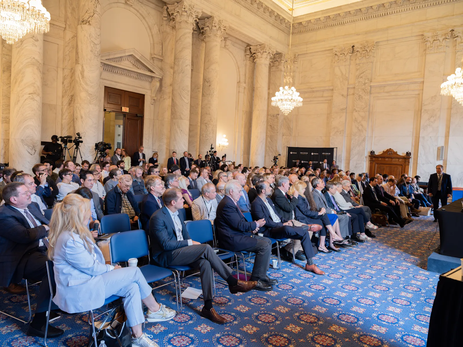 L'image contient peut-être Whitley Strieber Michael Howard Jeffrey Kluger Personnes Personne Intérieur Foule Adulte et vêtements