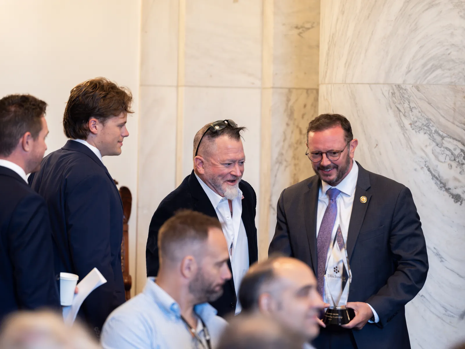 L'image contient peut-être Gregg Zaun Blazer Vêtements Manteau Veste Personnes Adulte Adolescent Accessoires et lunettes