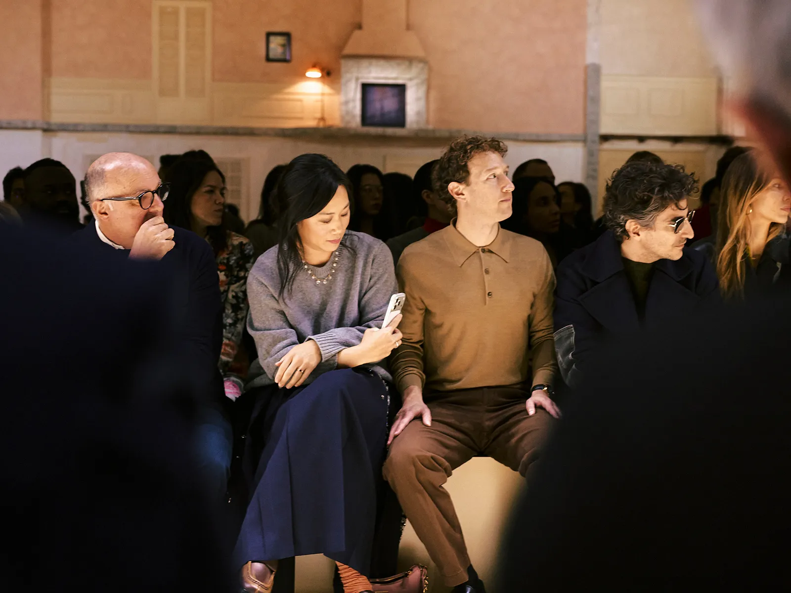 L'image contient peut-être Priscilla Chan Mark Zuckerberg Adulte Personne Personnes Conversation Enfant Visage Tête Art et peinture