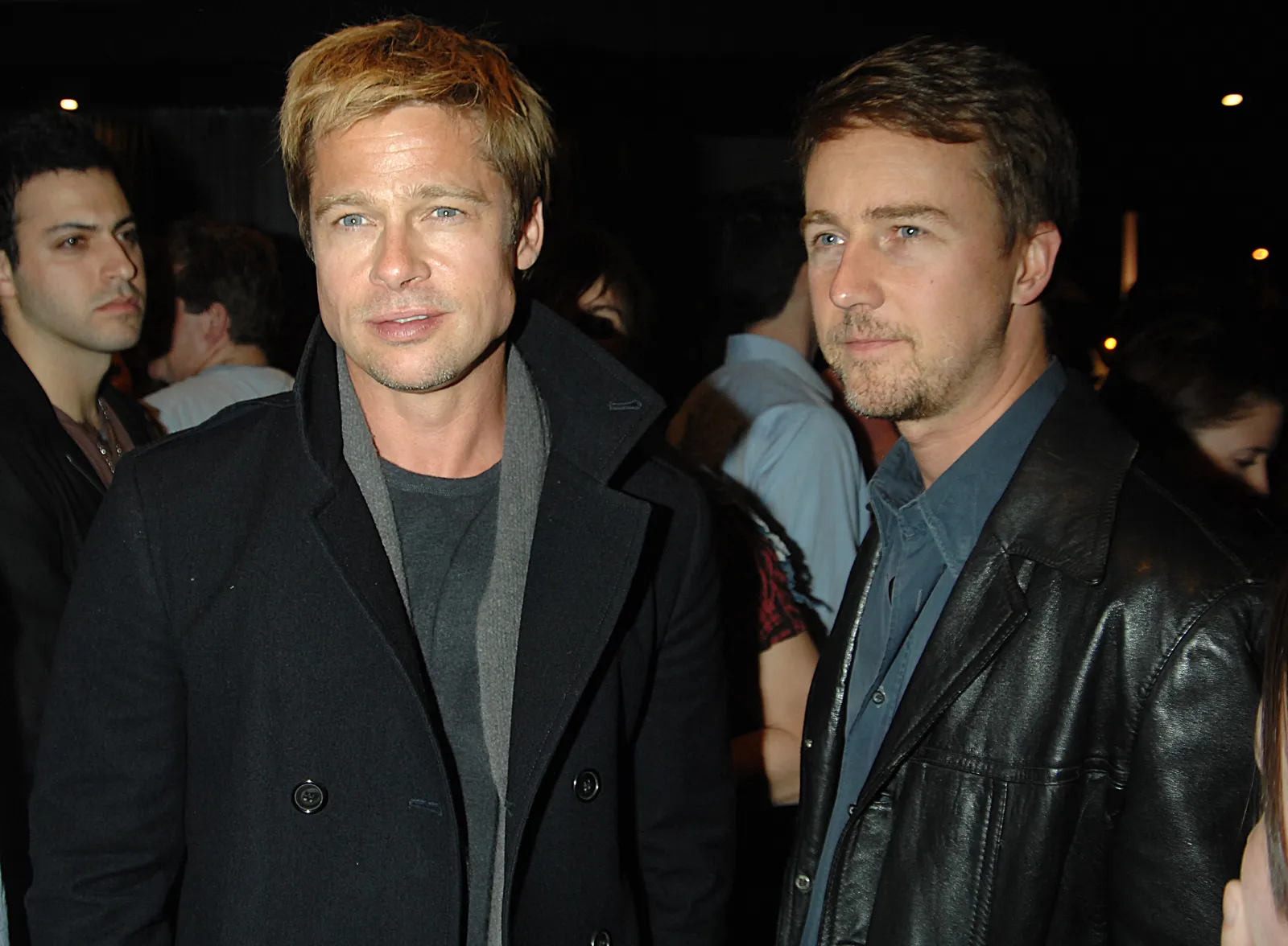 L'image peut contenir Brad Pitt Edward Norton Vêtements Manteau Veste Personne adulte Visage Tête Cheveux blonds et mode