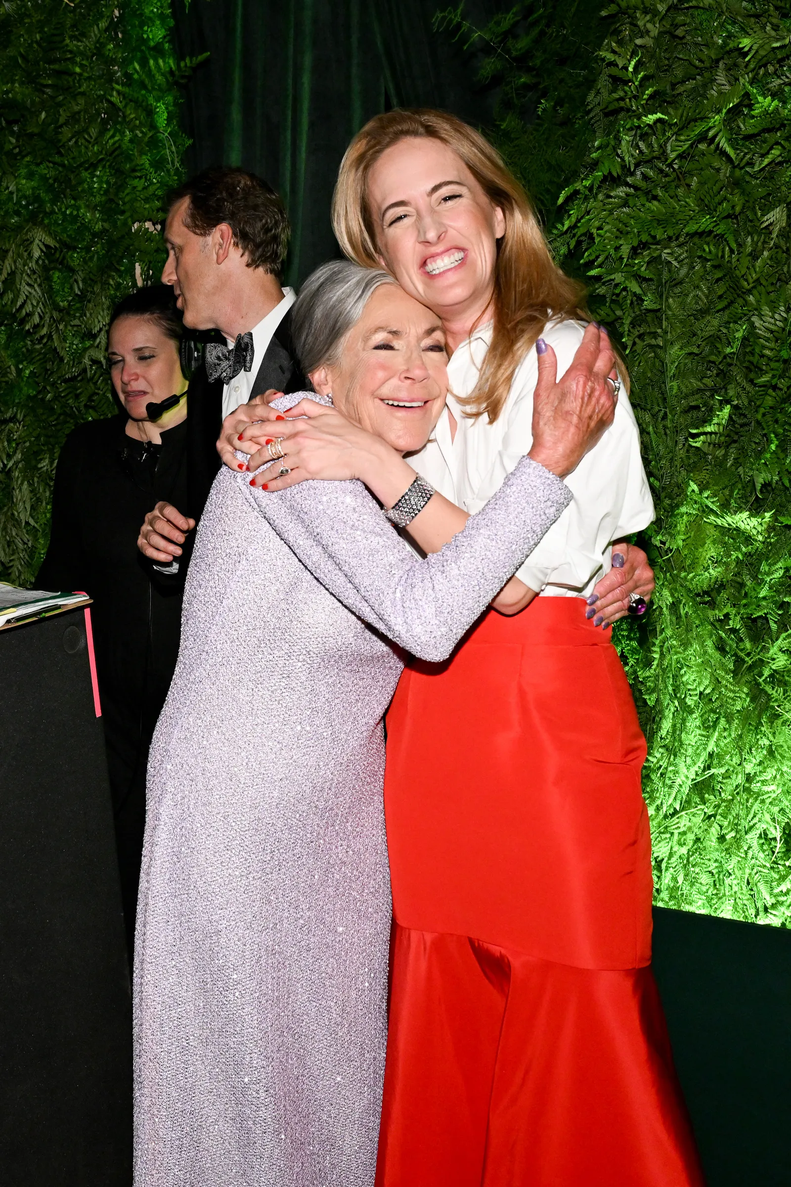 L'image peut contenir Richard DuFour Alice Walton Vêtements Robe Personne Photobombing Visage Tête Photographie et portrait