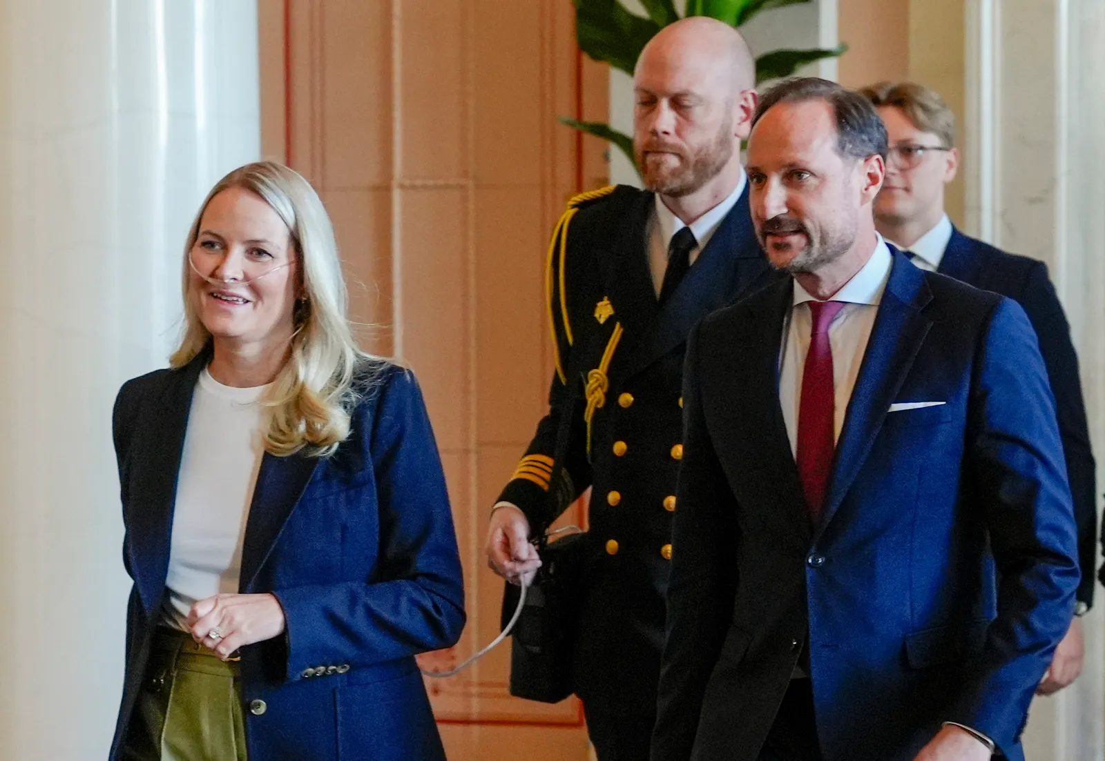 La princesse Märtha Louise de Norvège et son mari chaman se dirigent vers la télé-réalité L'image peut contenir Joe Sims Haakon Prince héritier de Norvège Blazer Vêtements Manteau Veste Personne Adulte et Accessoires